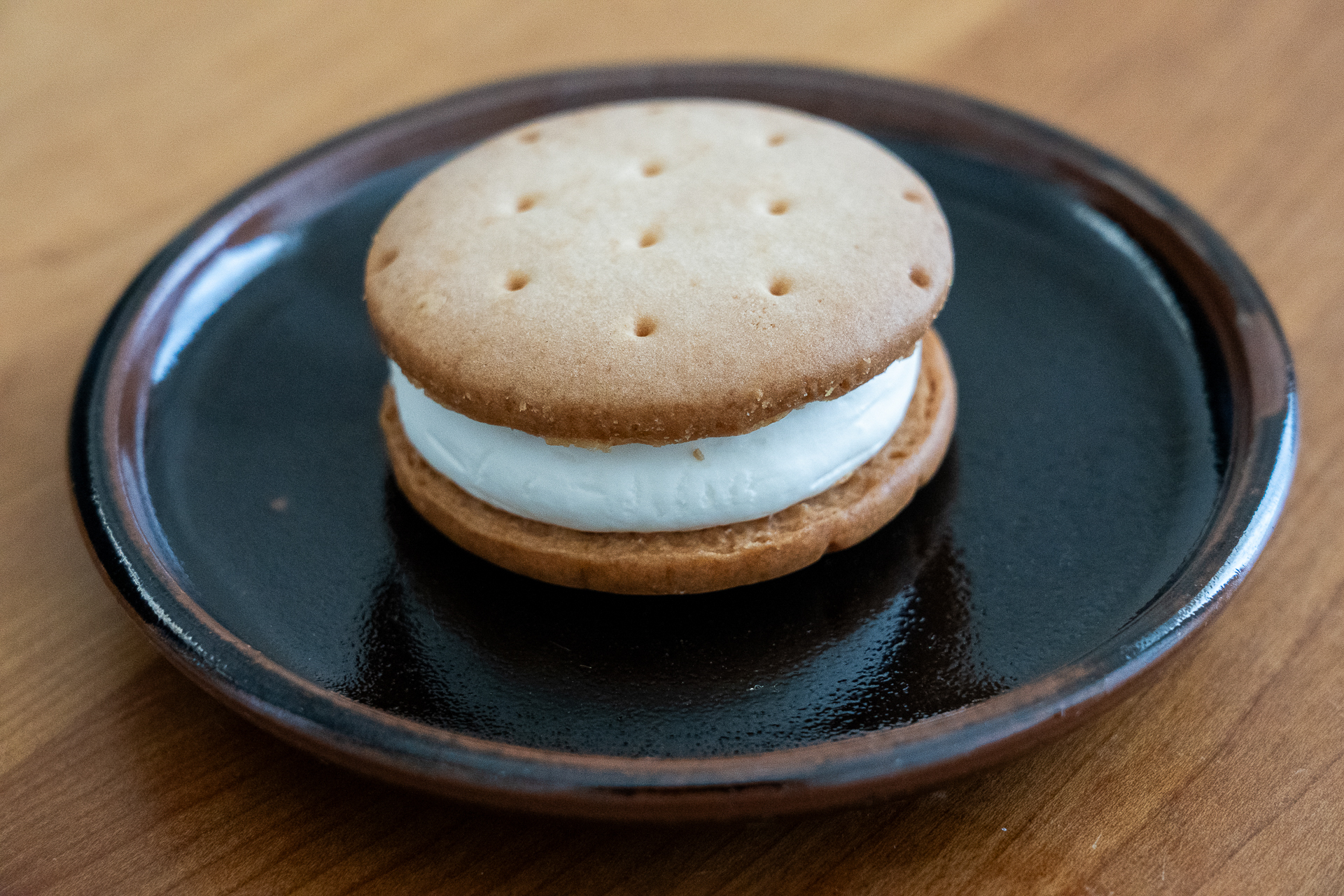 「しっとりビスケットサンド クリーム」（254円）