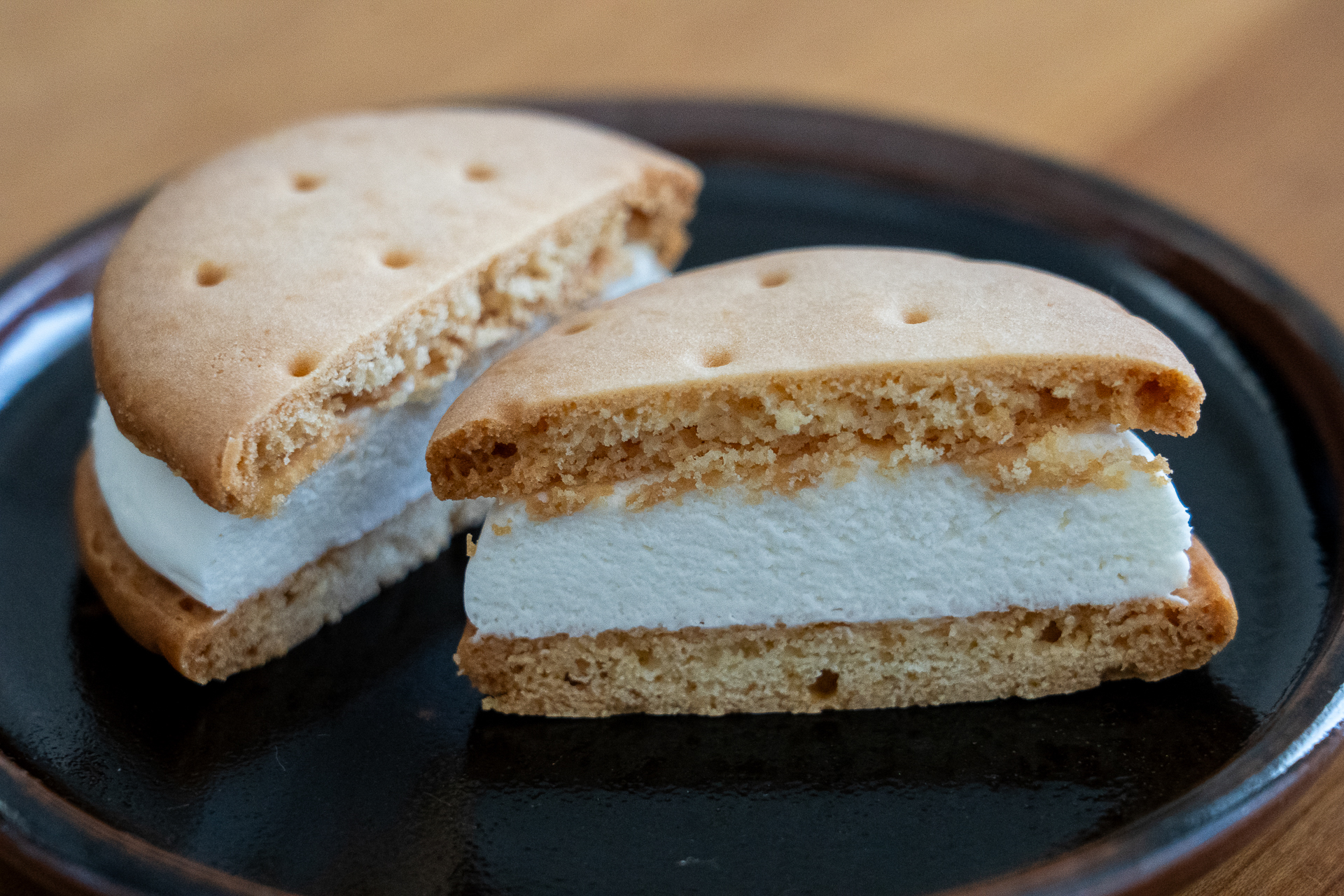 まずは包丁を入れてみてビスケットのしっとりさを実感しましたわ～