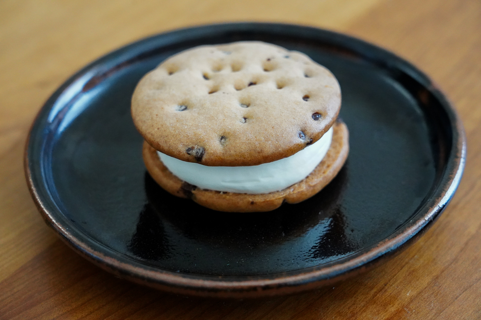 「しっとりビスケットサンド ショコラ」（281円）