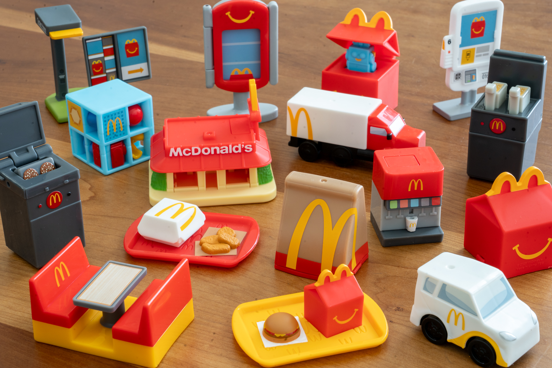 ハッピーセット「ミニチュアマクドナルド」の16種。これにひみつのおもちゃ2種も登場し全18種となる