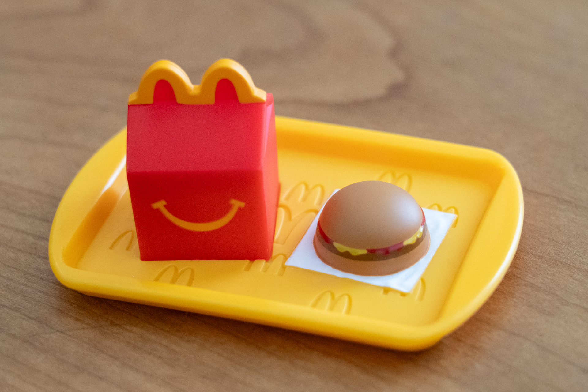 ハッピーセットボックスとハンバーガーがトレイにのっている