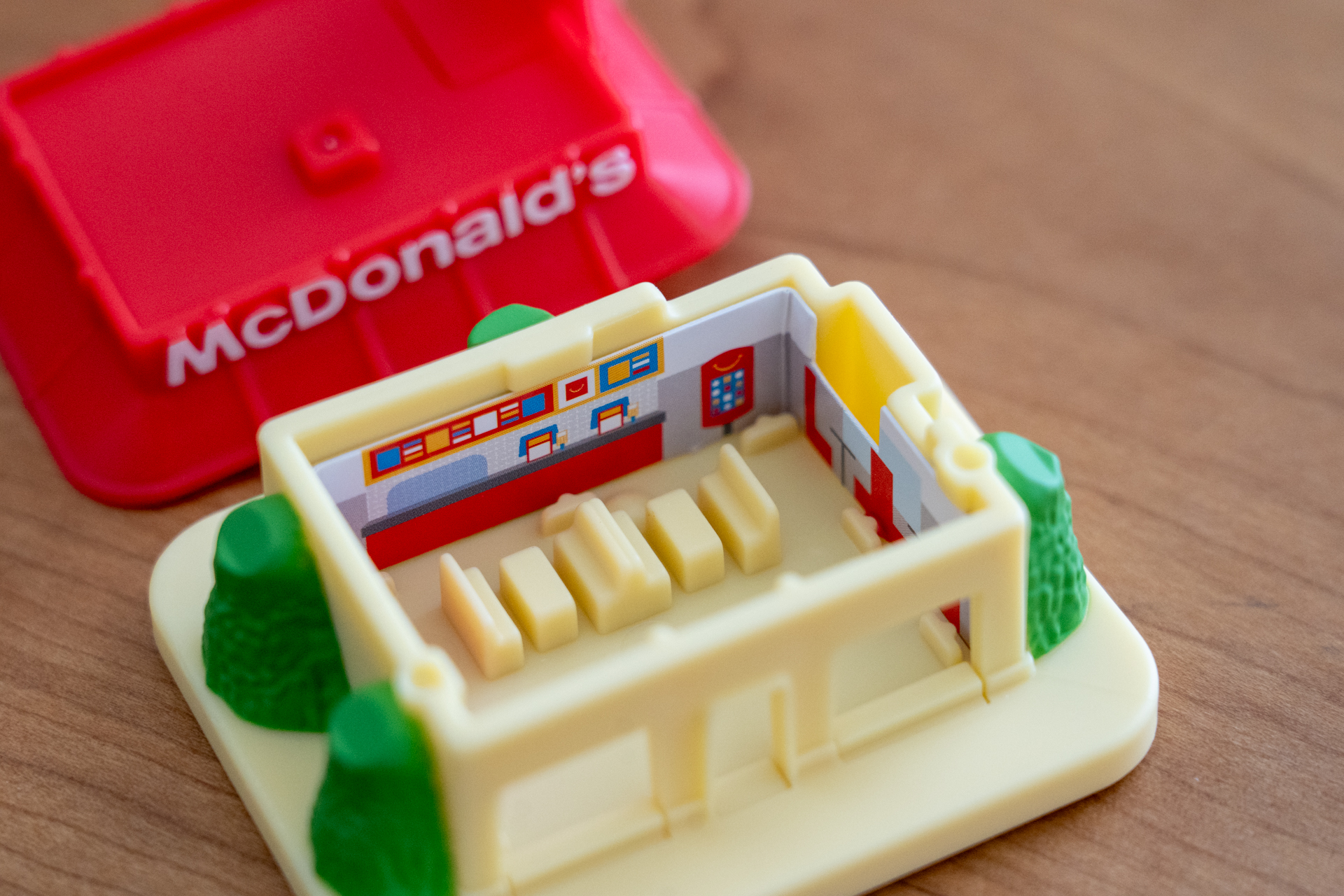 テーブルやイスがある