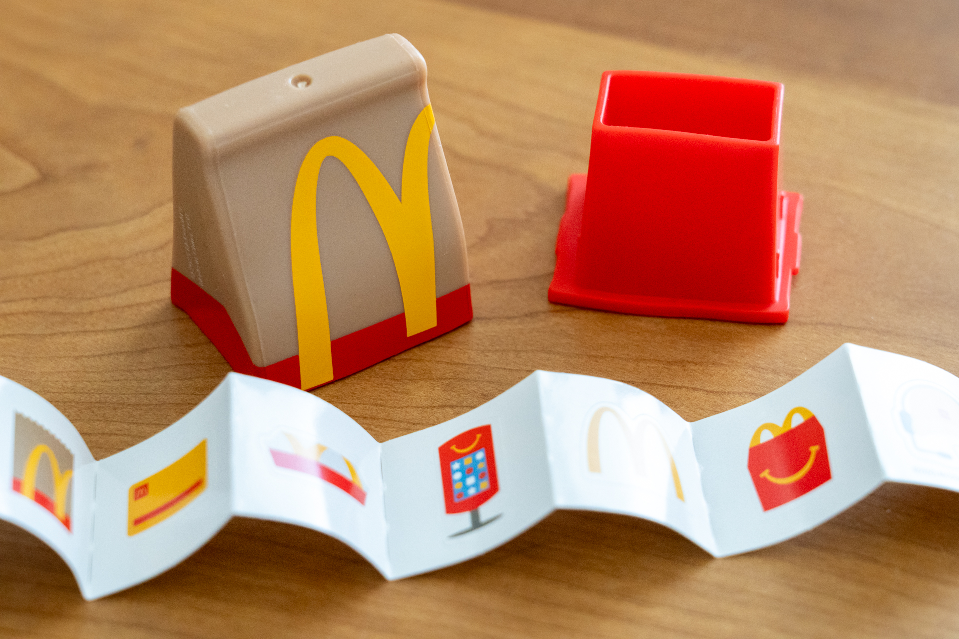 中には小さなシールが入っている