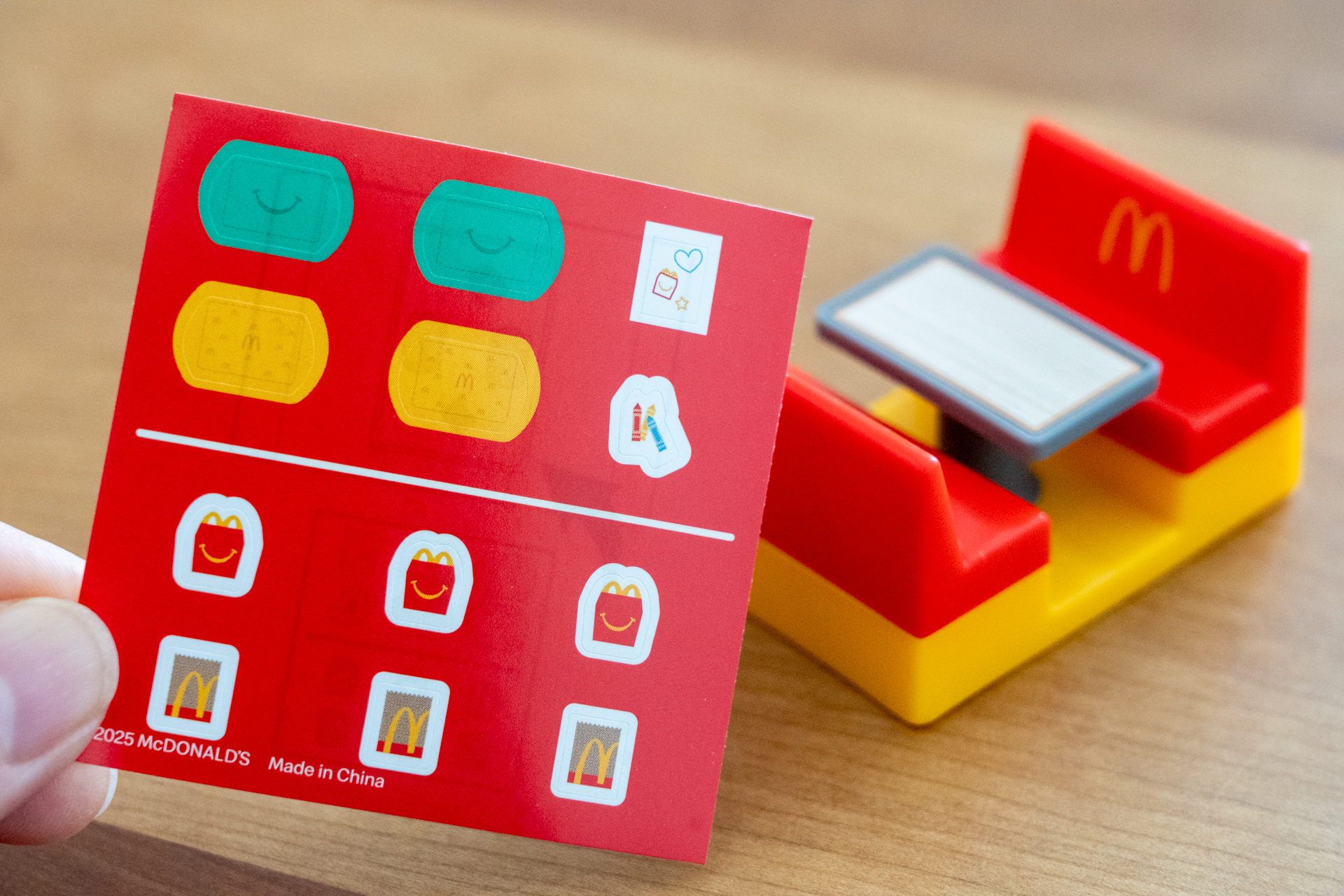 テーブルに貼って楽しめるシール付き