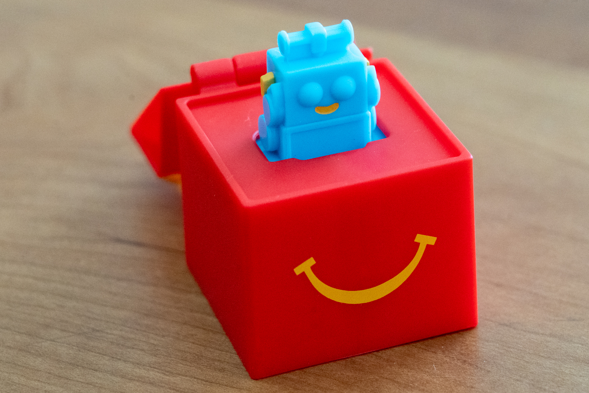 開けるとロボットが顔を出す