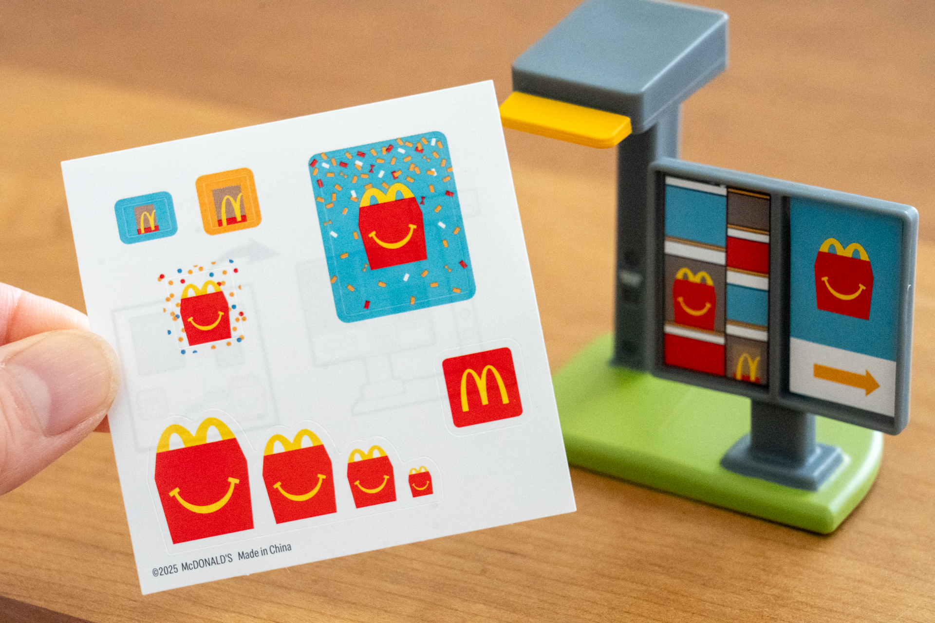 付属のシールを貼って楽しもう