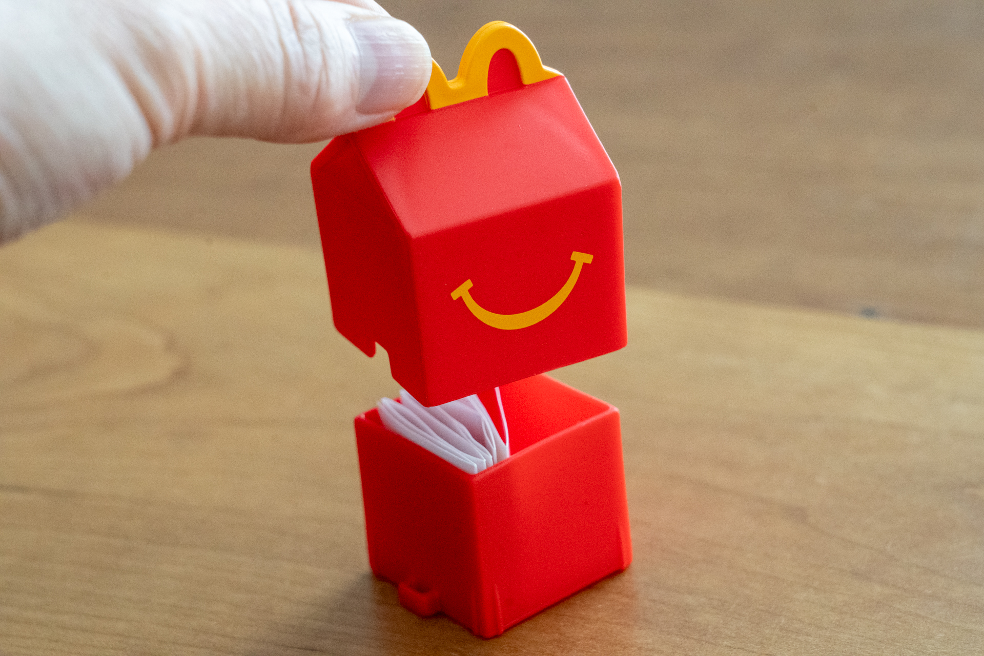 上をつまんで持ち上げるとボックスが開く