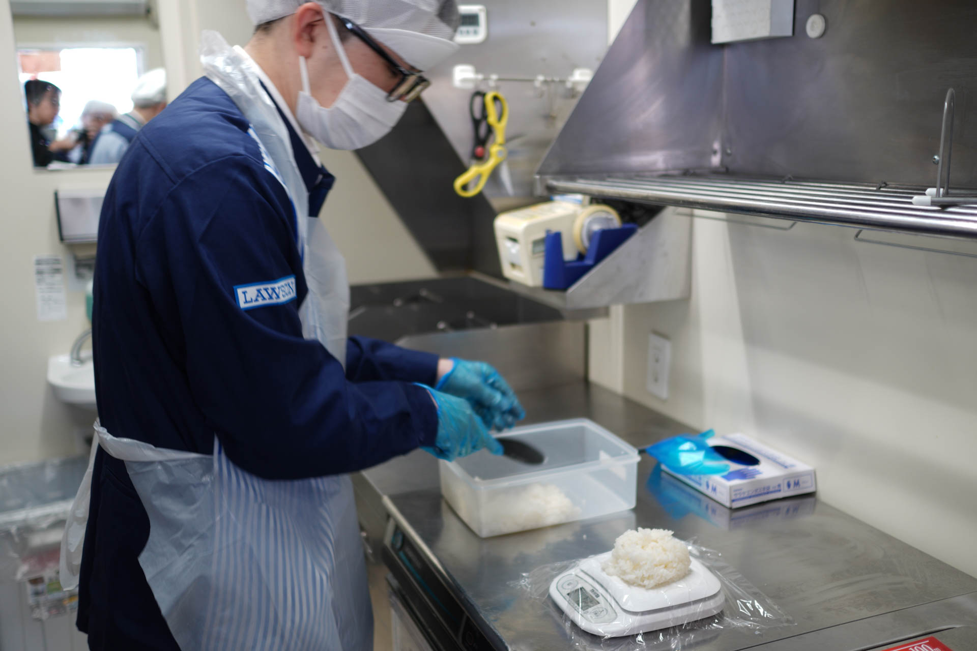 店炊きごはんの作成風景。災害時向けなので手順も使う部材もシンプル