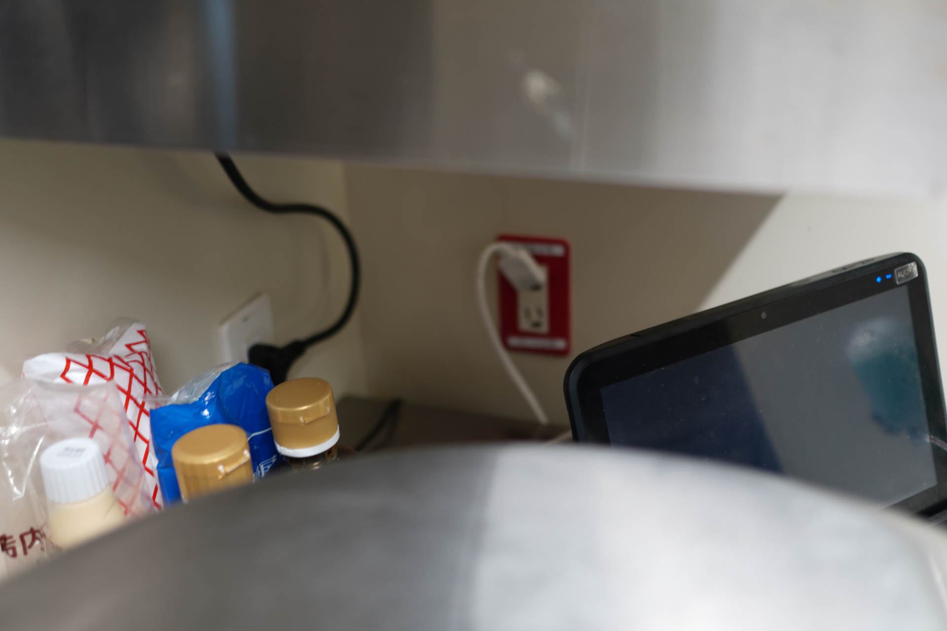 赤いのが自立電源用のコンセント。ほかの機器は200Vコンセントの機器ばかり