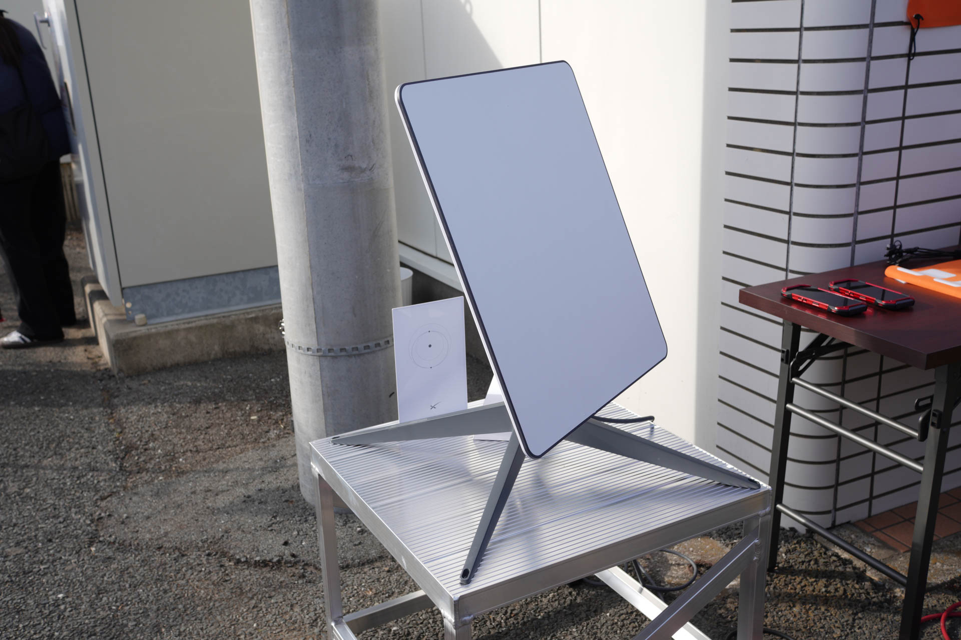 Starlink端末。個人向けのモデルに比べると一回り大きい業務向け端末が配備されている