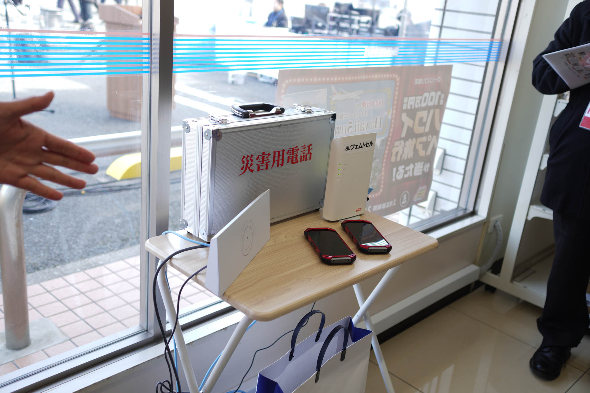 卓上にあるWi-Fiルーターみたいなのがフェムトセルと呼ばれる小型基地局。免許不要な小出力で800MHz帯の4G電波を出している