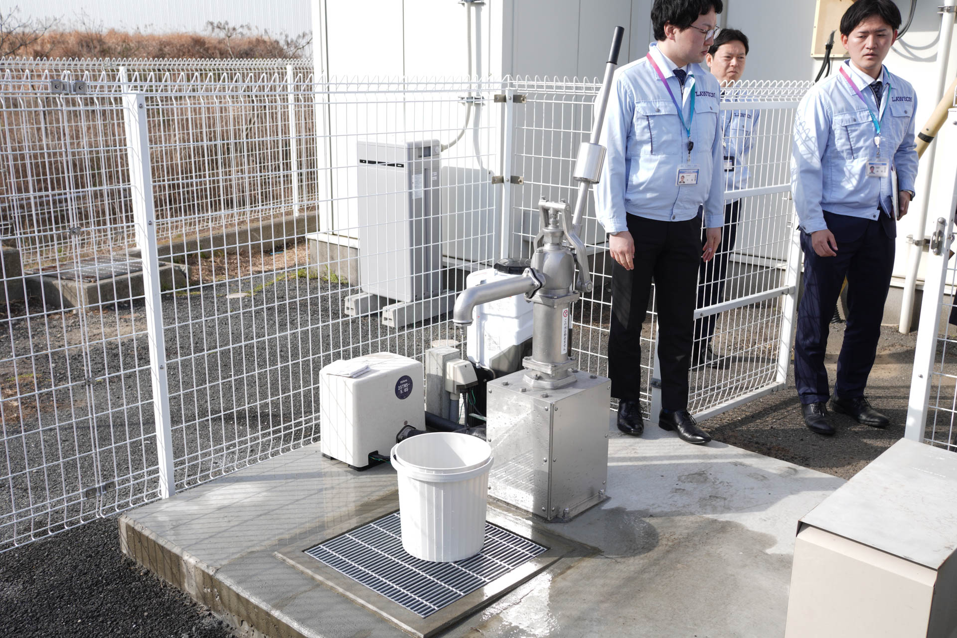 敷地内の井戸。手押しポンプの奥にあるのが電動ポンプと除菌処理装置