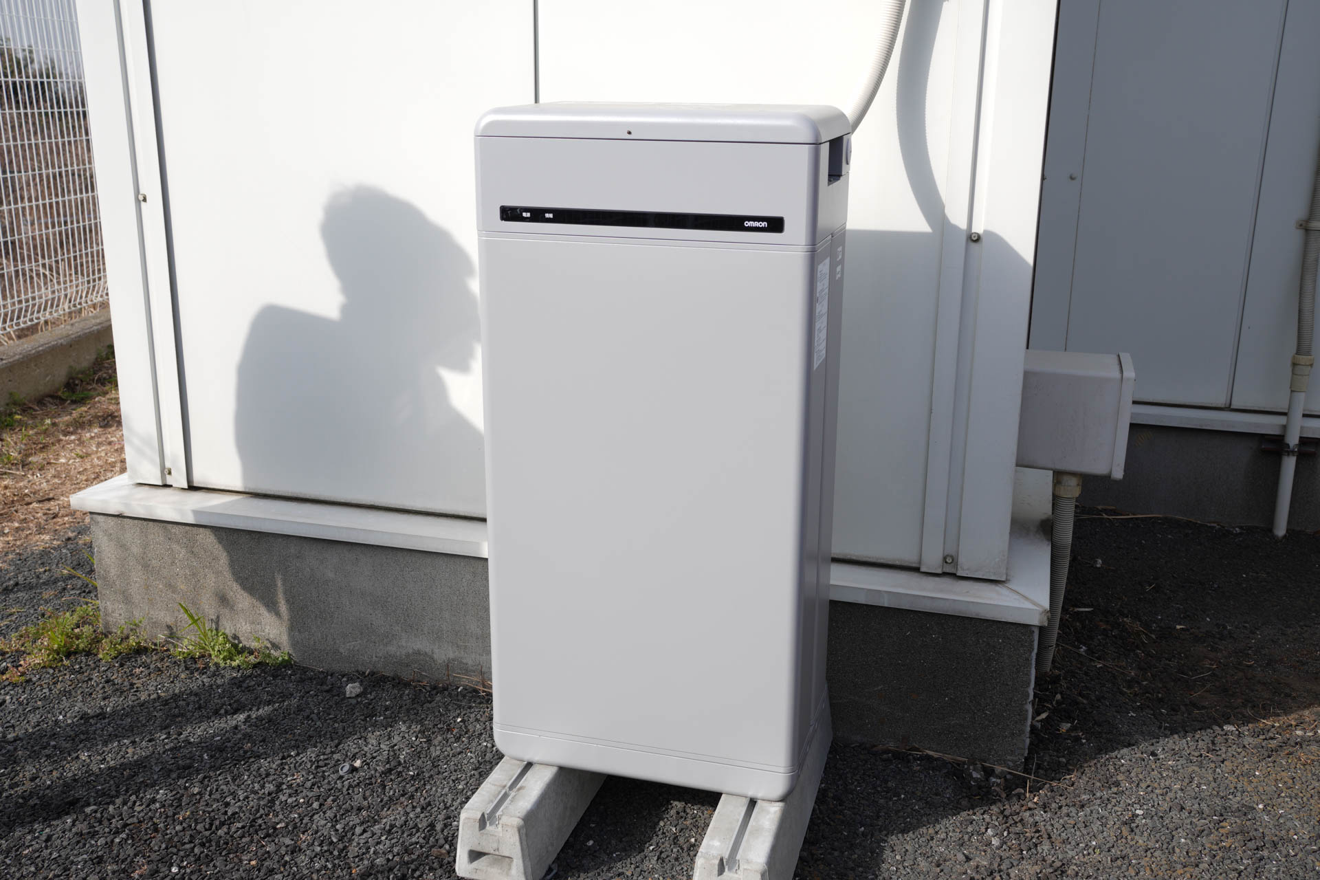 オムロンの16.4kWh蓄電池。重さ約150kg、高さ1mくらい（土台含まず）とけっこう大きめ