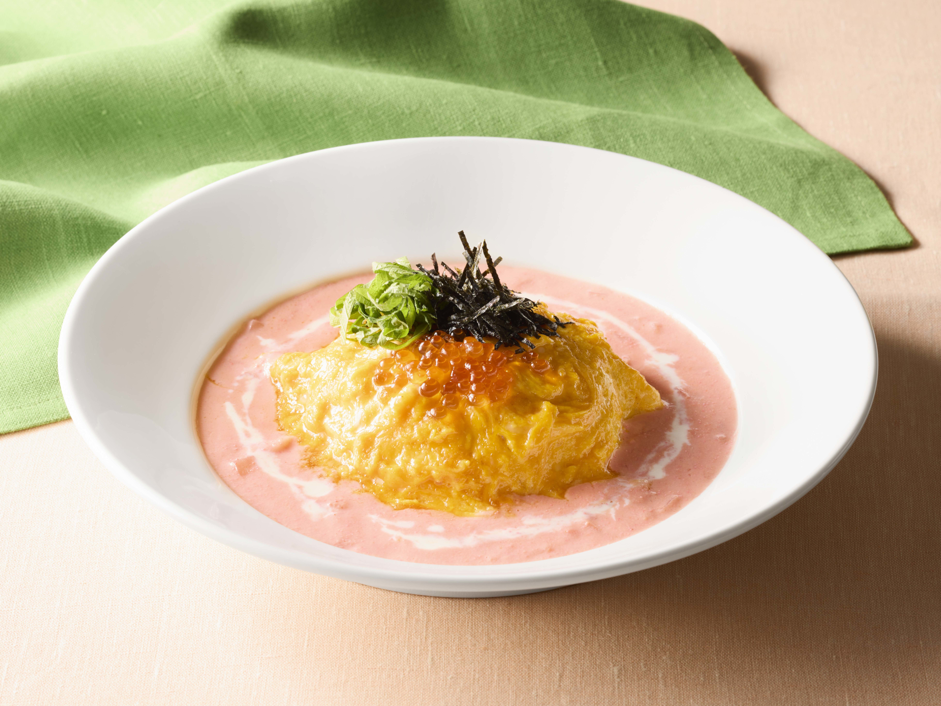 「いくらのふわとろオムライス～明太子クリームソース～」（1419円）