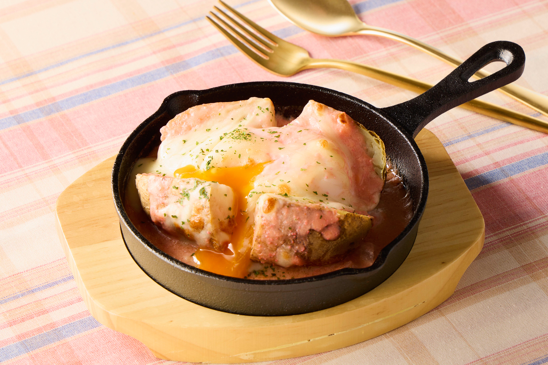 「まるごとポテトと温玉の明太子チーズ焼き」（495円）
