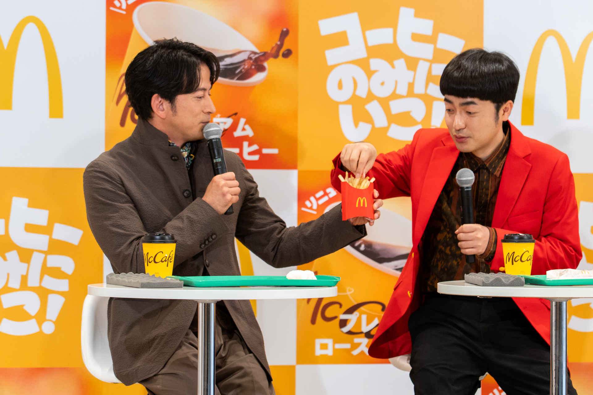 「食べる？」と赤木さんにマックフライポテトをわけてあげていた岡田さん