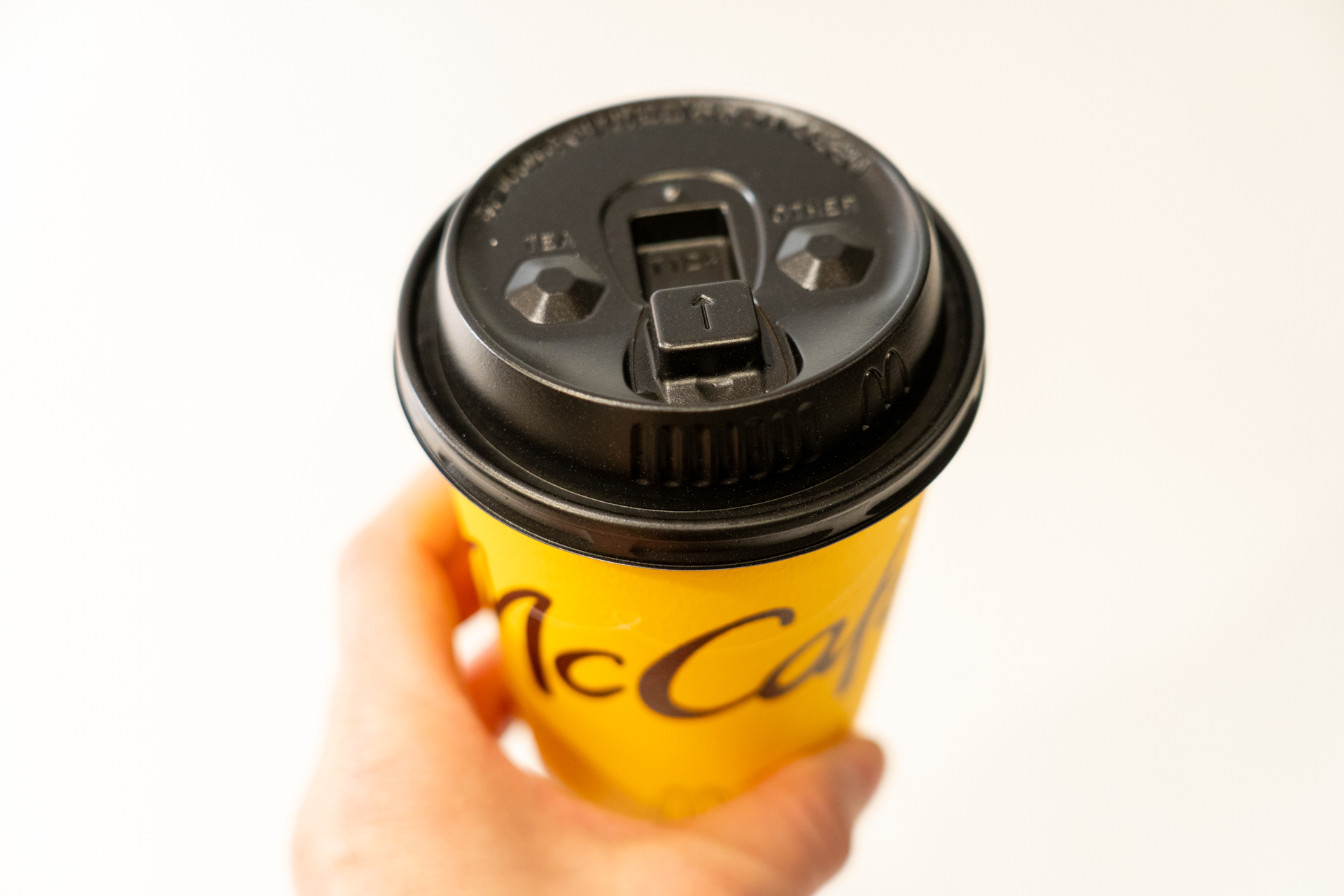 マクドナルドのコーヒーには蓋の飲み口にこだわりが。コーヒーのアロマをより楽しめるように3年前に形を変更している