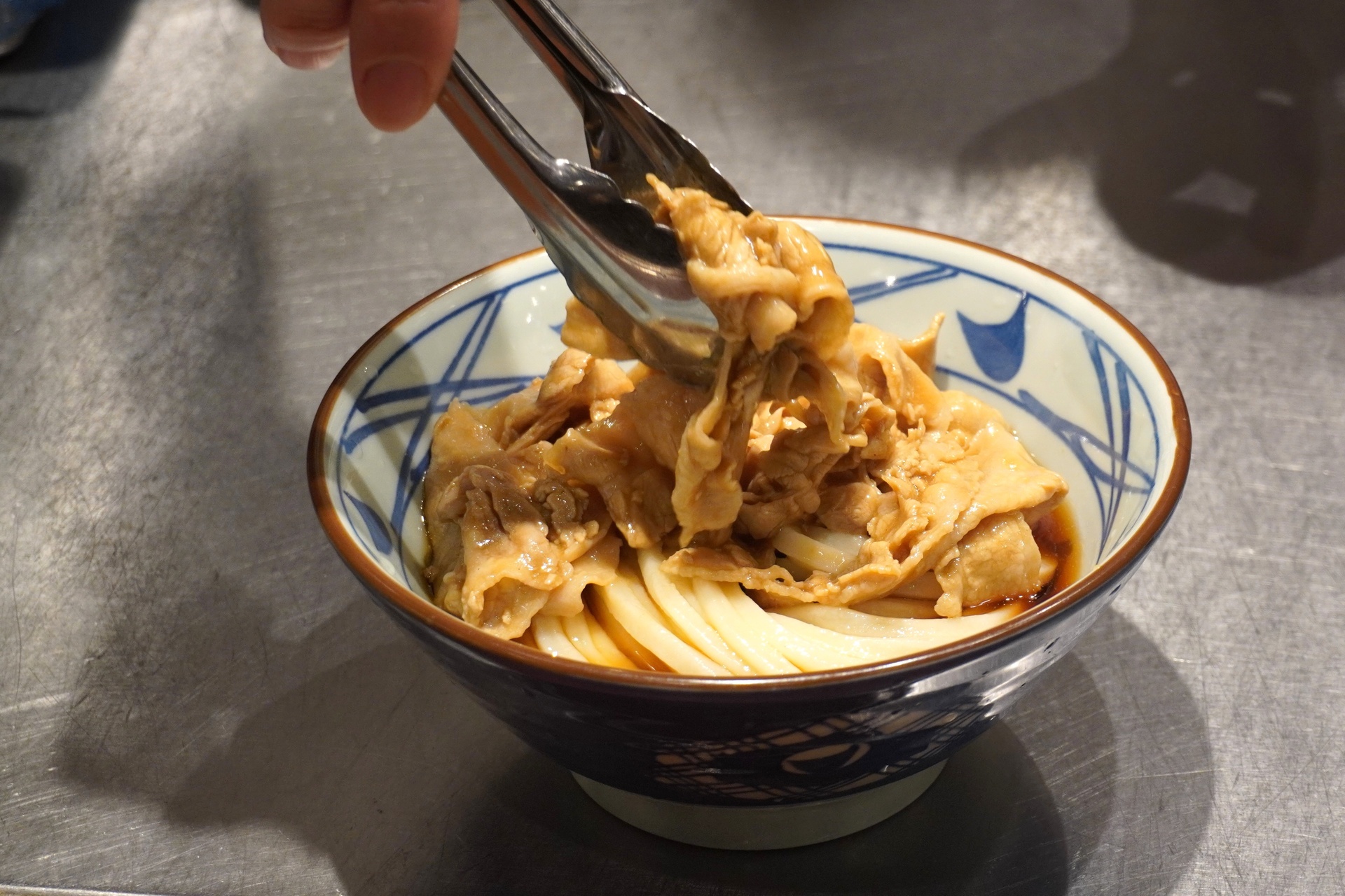 しっとりと柔らかい豚肉をたっぷりと盛る