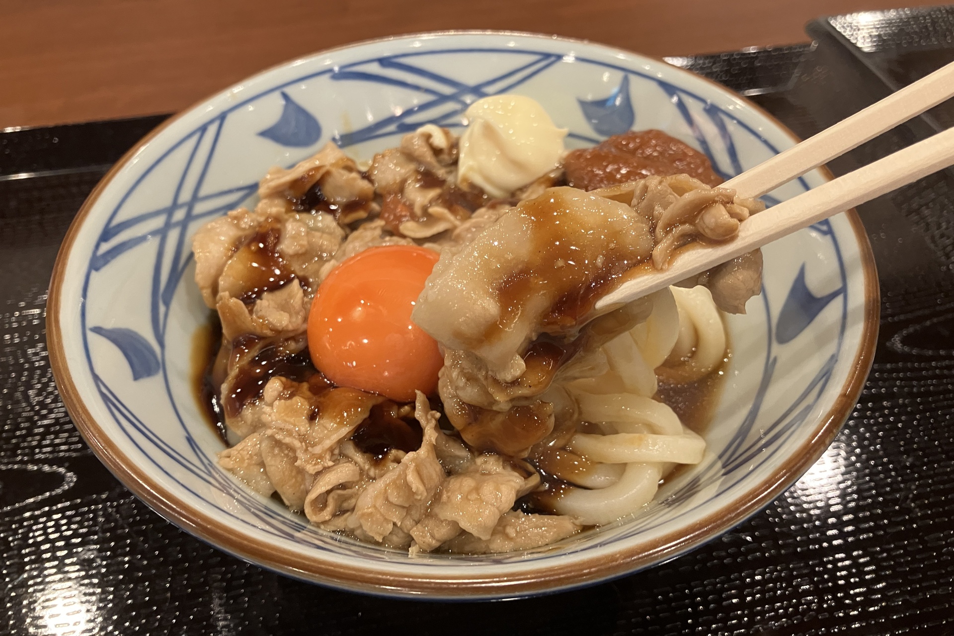 柔らかい肉とコクのある甘辛醤油ダレがマッチ