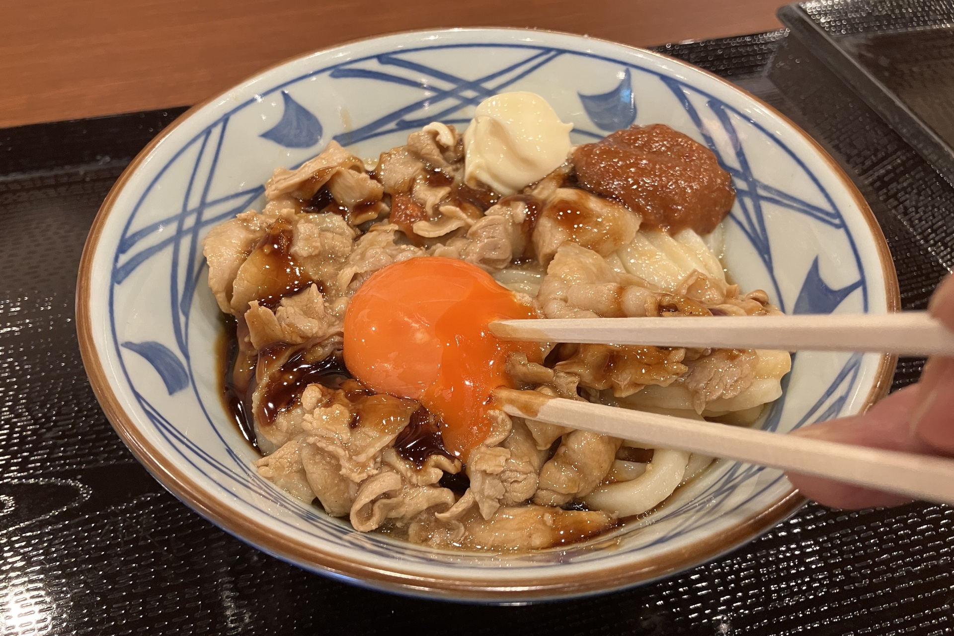 卵黄がとろっと麺や具にからむ