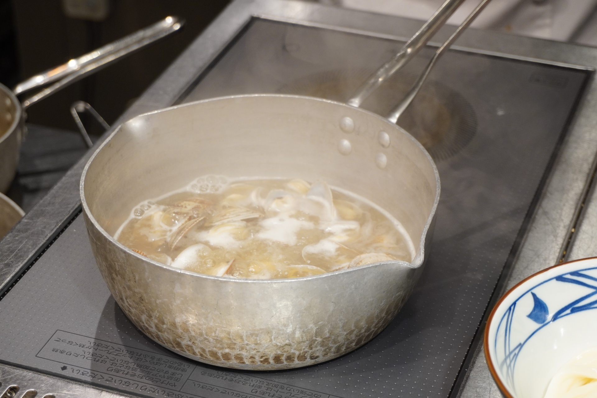 鍋であさりと出汁を煮ると、あさりのエキスが合わさり出汁が白濁する