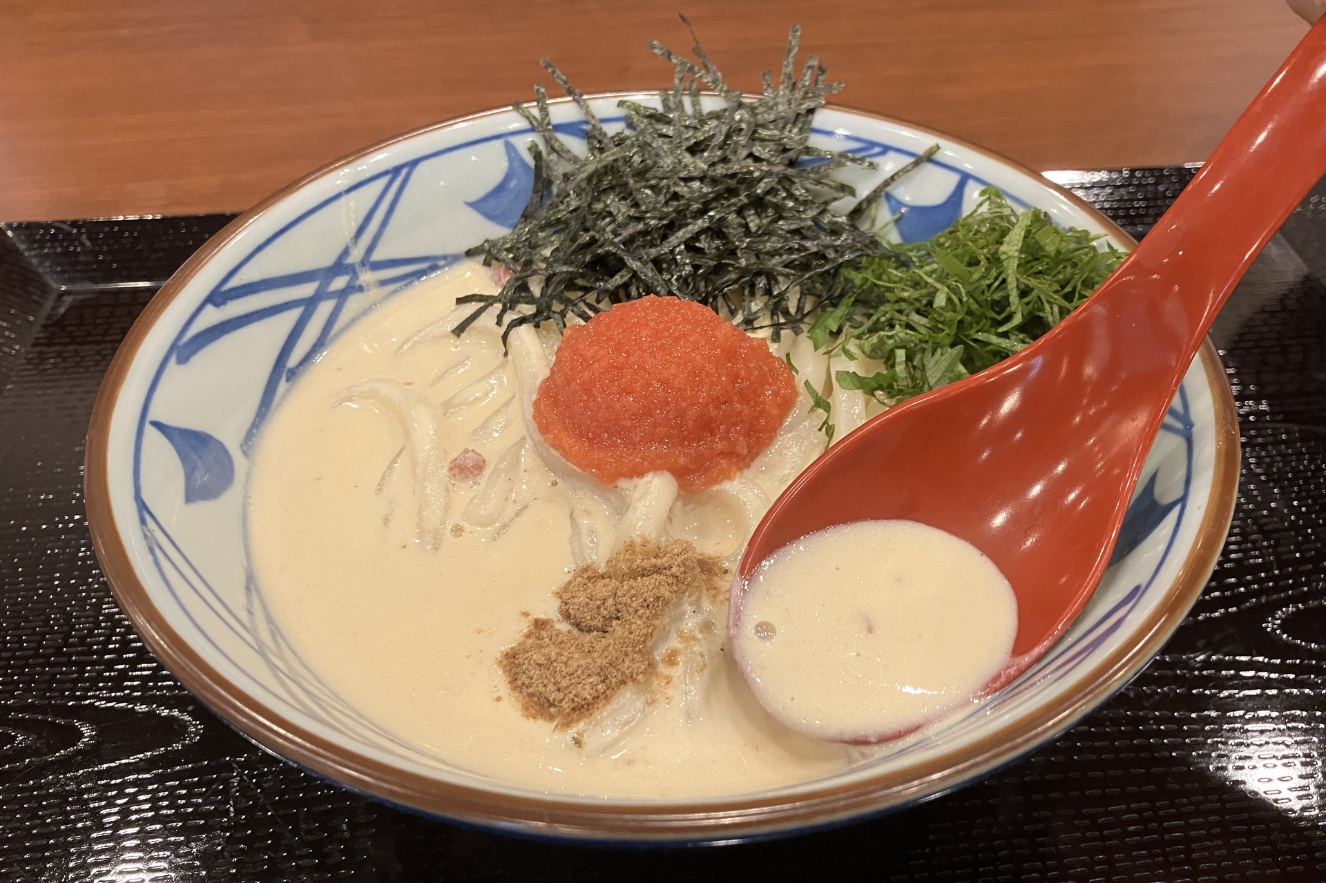 出汁はとてもクリーミーで、燻香が鼻をくすぐる