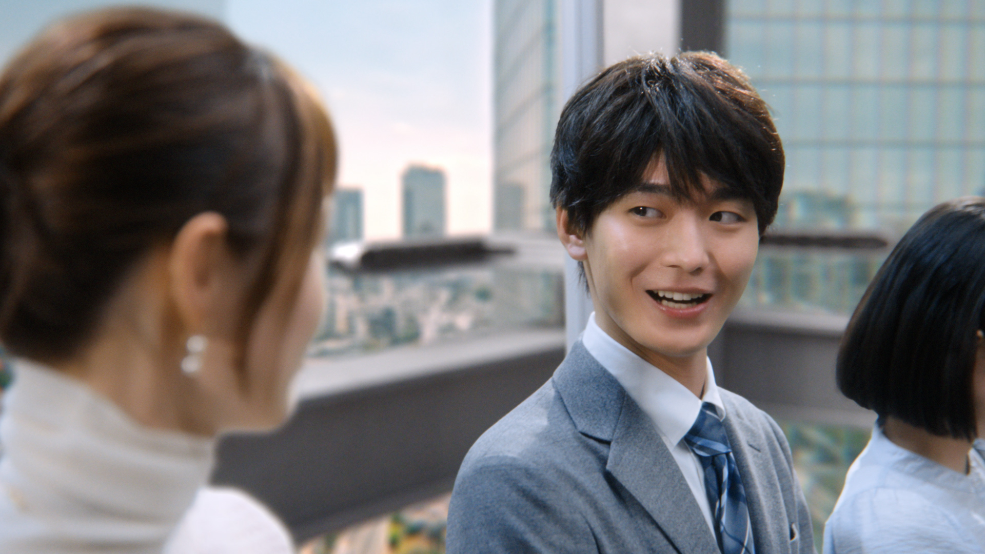 テレビCMに後輩役で出演する青木柚さん