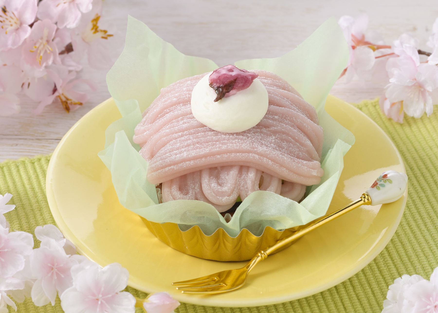 「さくらと抹茶のモンブラン」（496円）