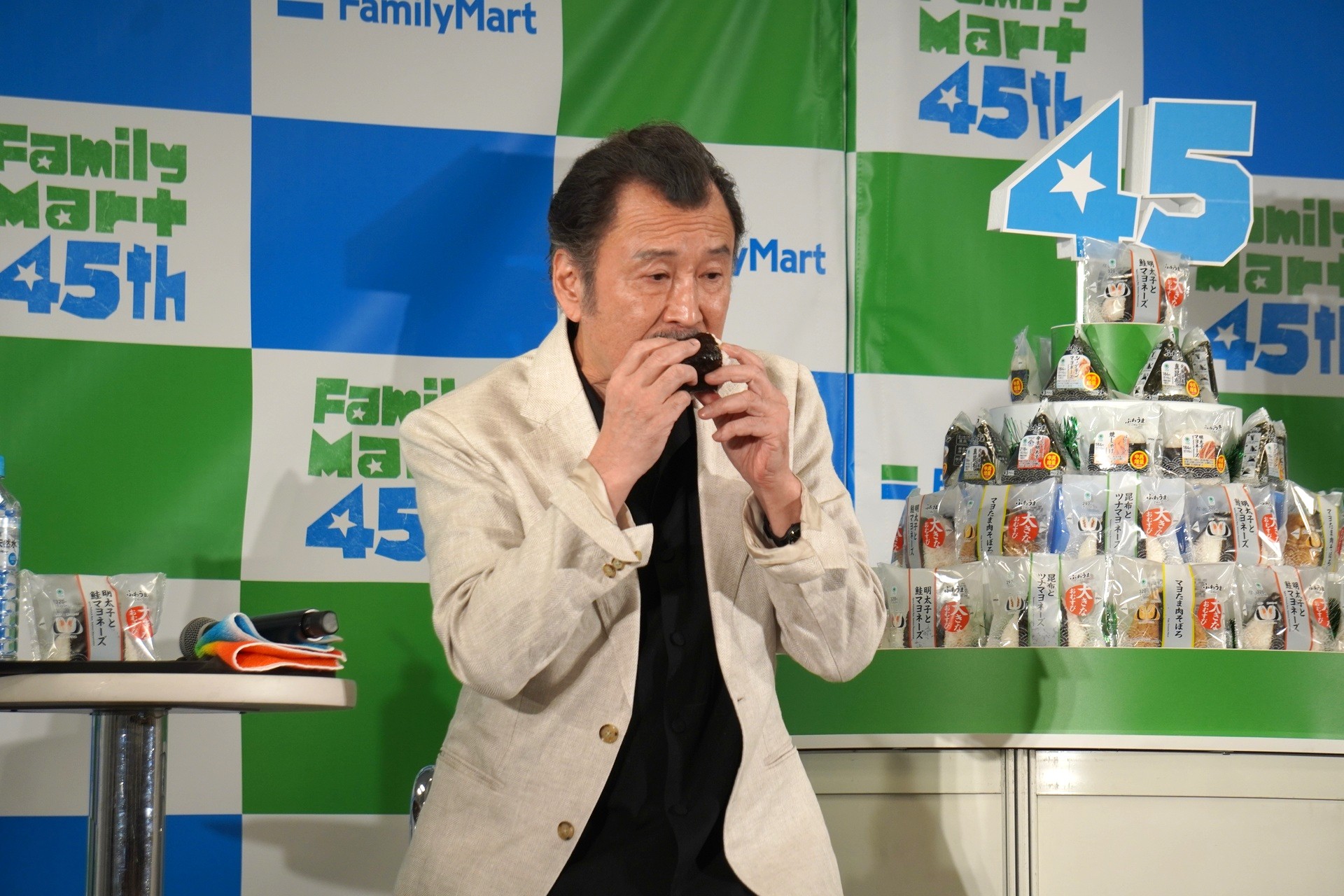吉田鋼太郎さんが試食。「柔らかくて、でも具だくさんでおいしい」と語った
