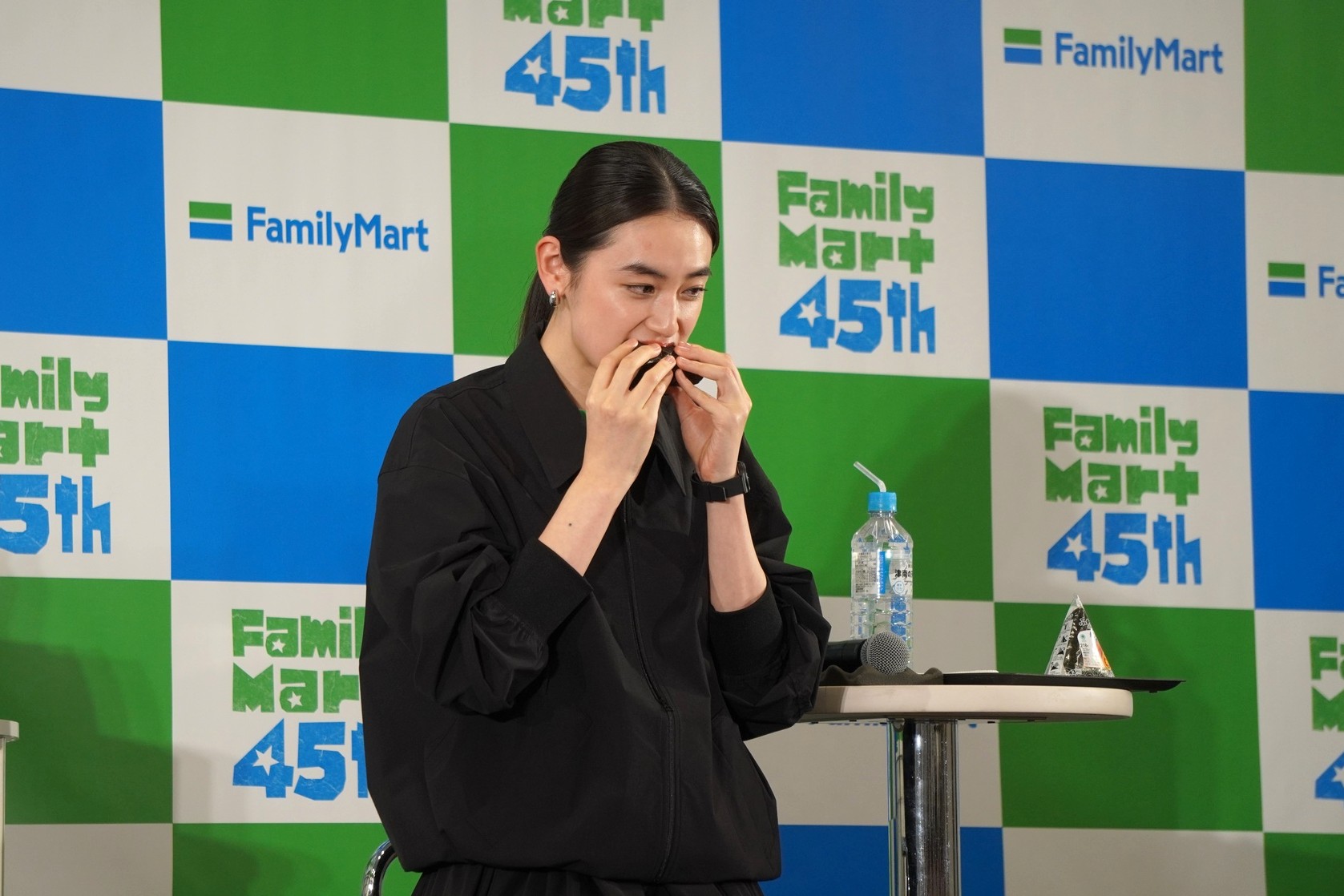 八木さんが試食。「これだけ具が入ってたら1個で満足できるのでは」と話した