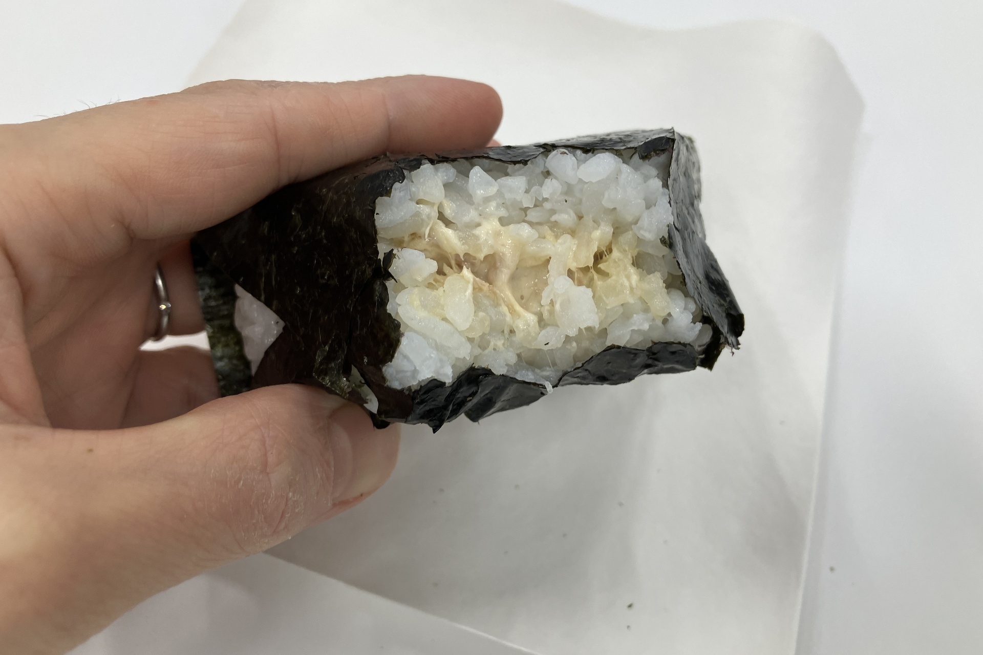 中具増量の「手巻 シーチキンマヨネーズ」の中身