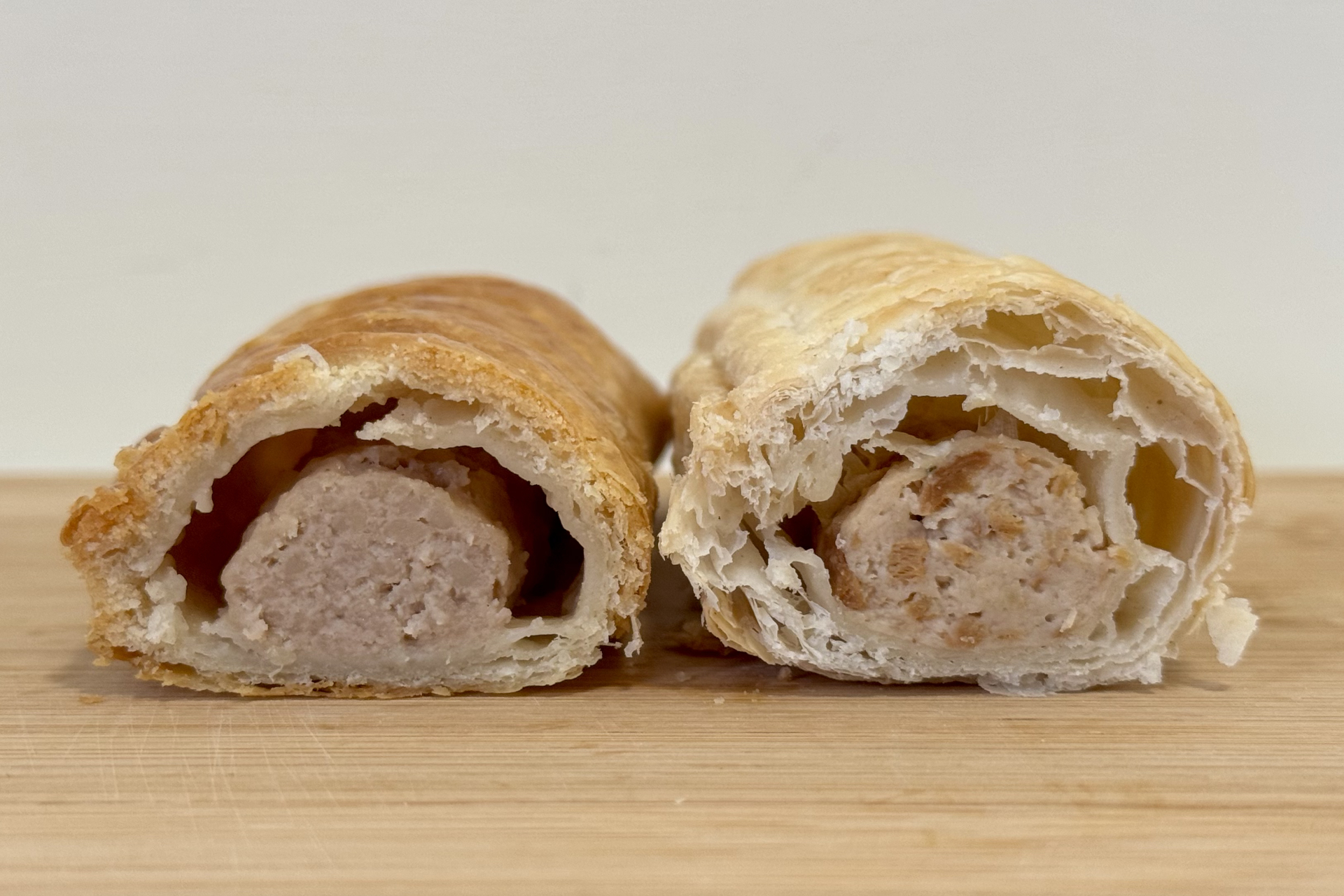 Sausage Roll（左）よりもふんわりとした生地のVegan Roll（右）
