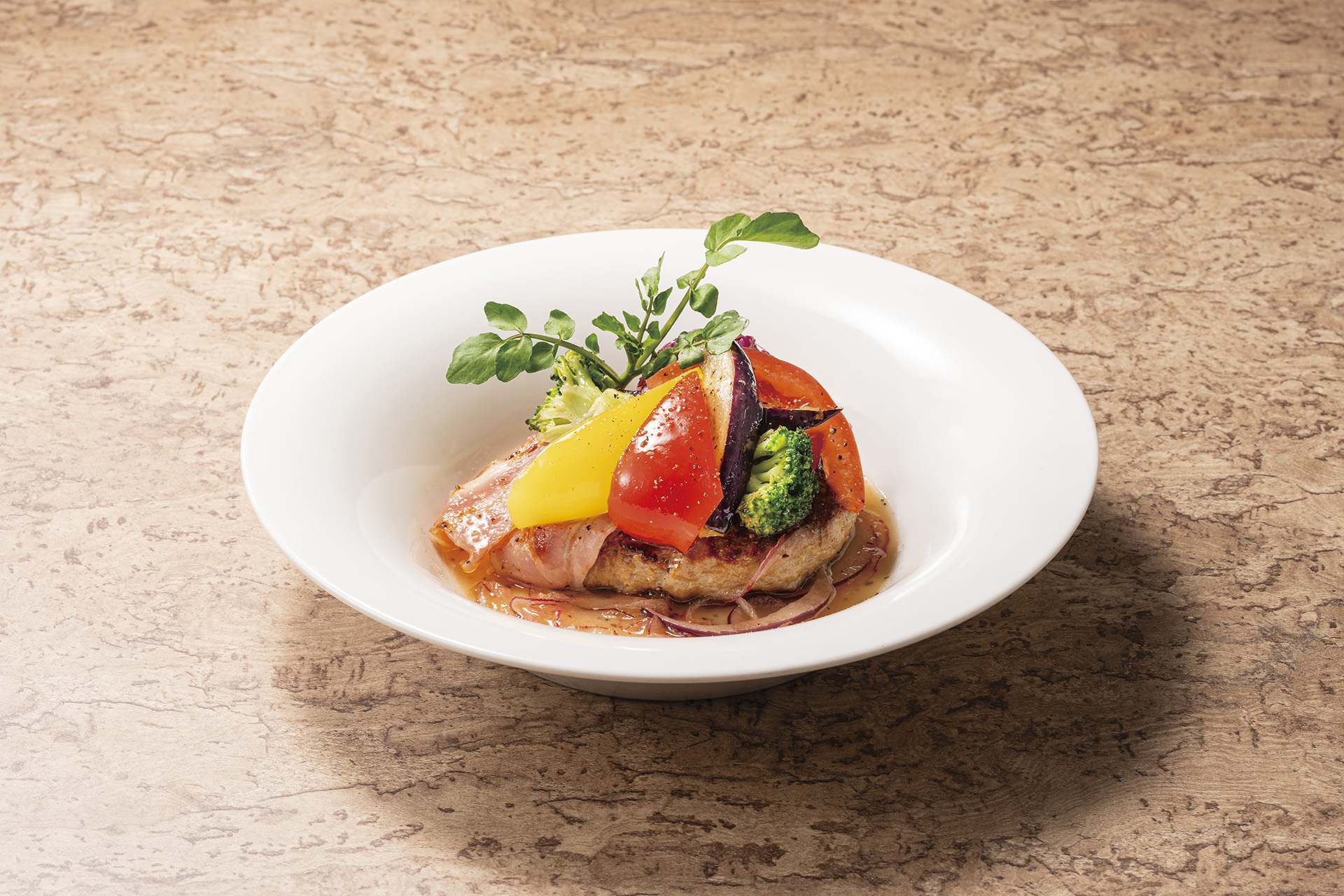 ［ペルー］「彩り野菜ハンバーグ～ライムとビネガーのソース」（1199円）