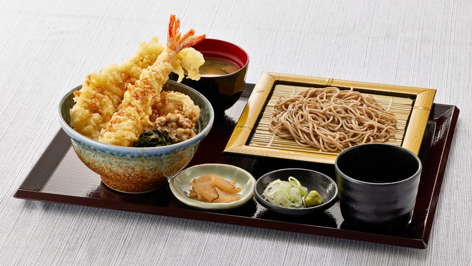 「春ご馳走天丼（小）藪そばセット（みそ汁付）」（2040円）