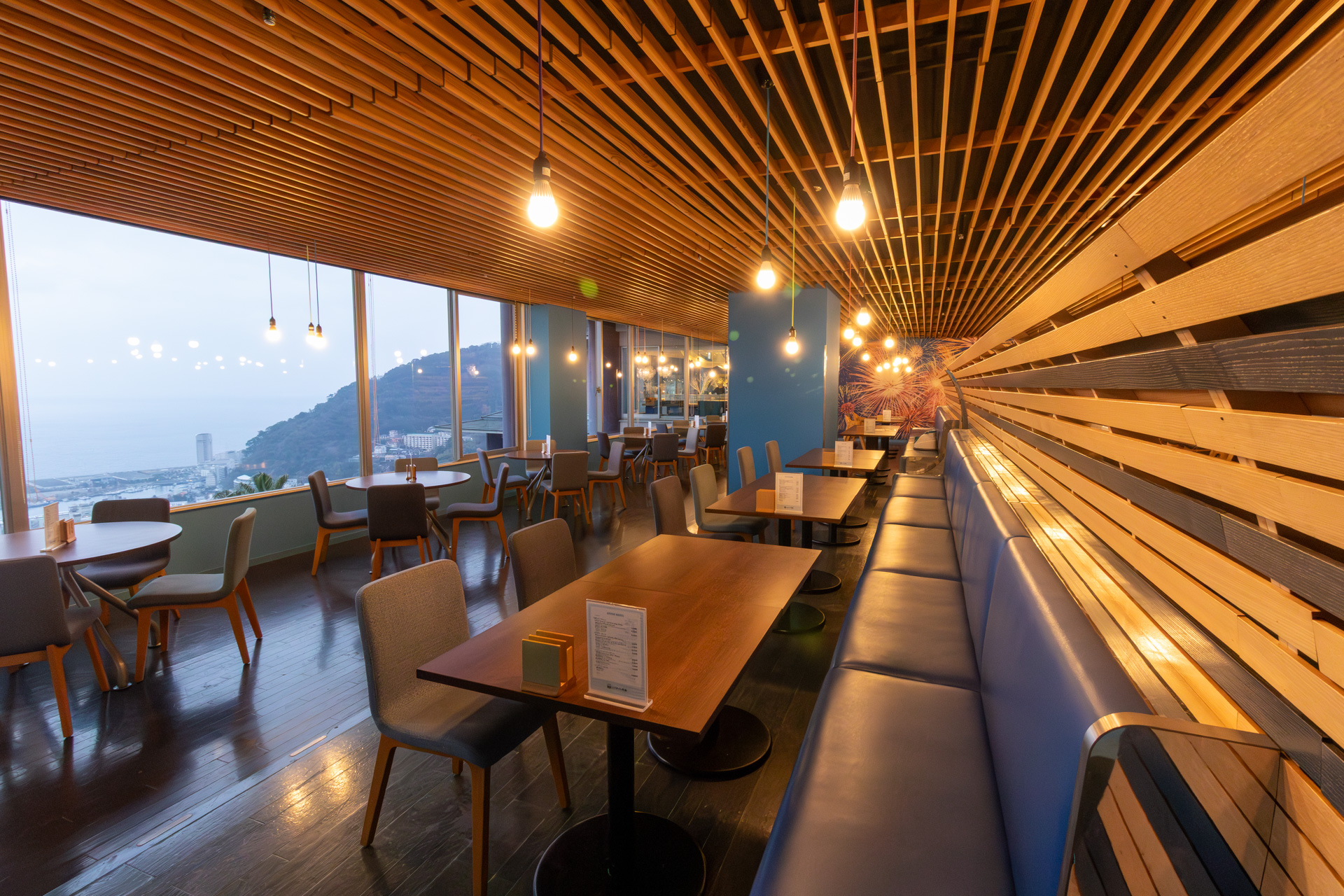 店内の窓側席からは熱海の街や海が見える