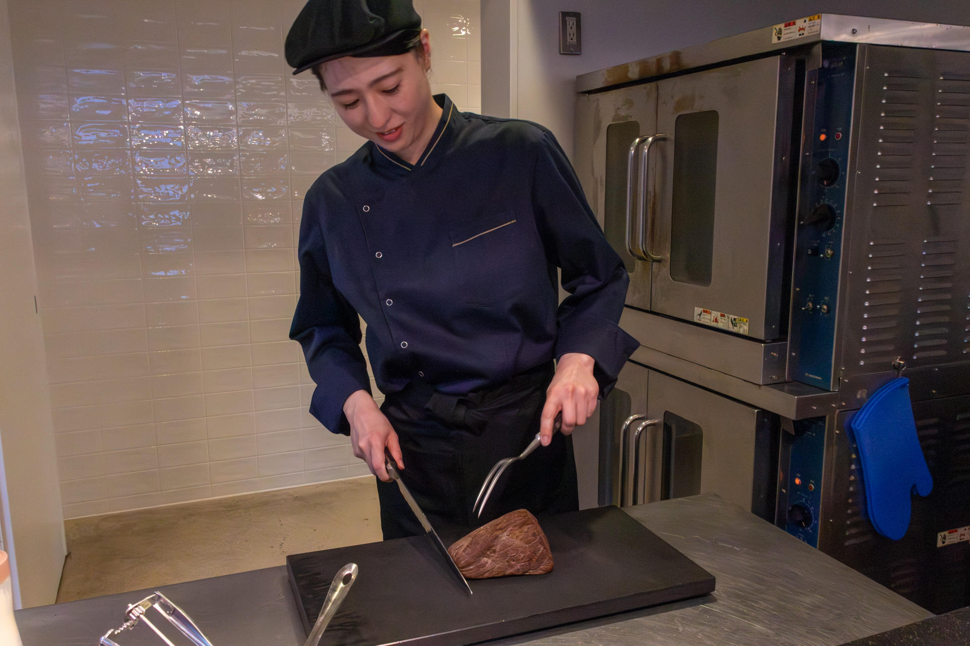 その場で調理や盛り付けをして提供してくれるライブキッチン