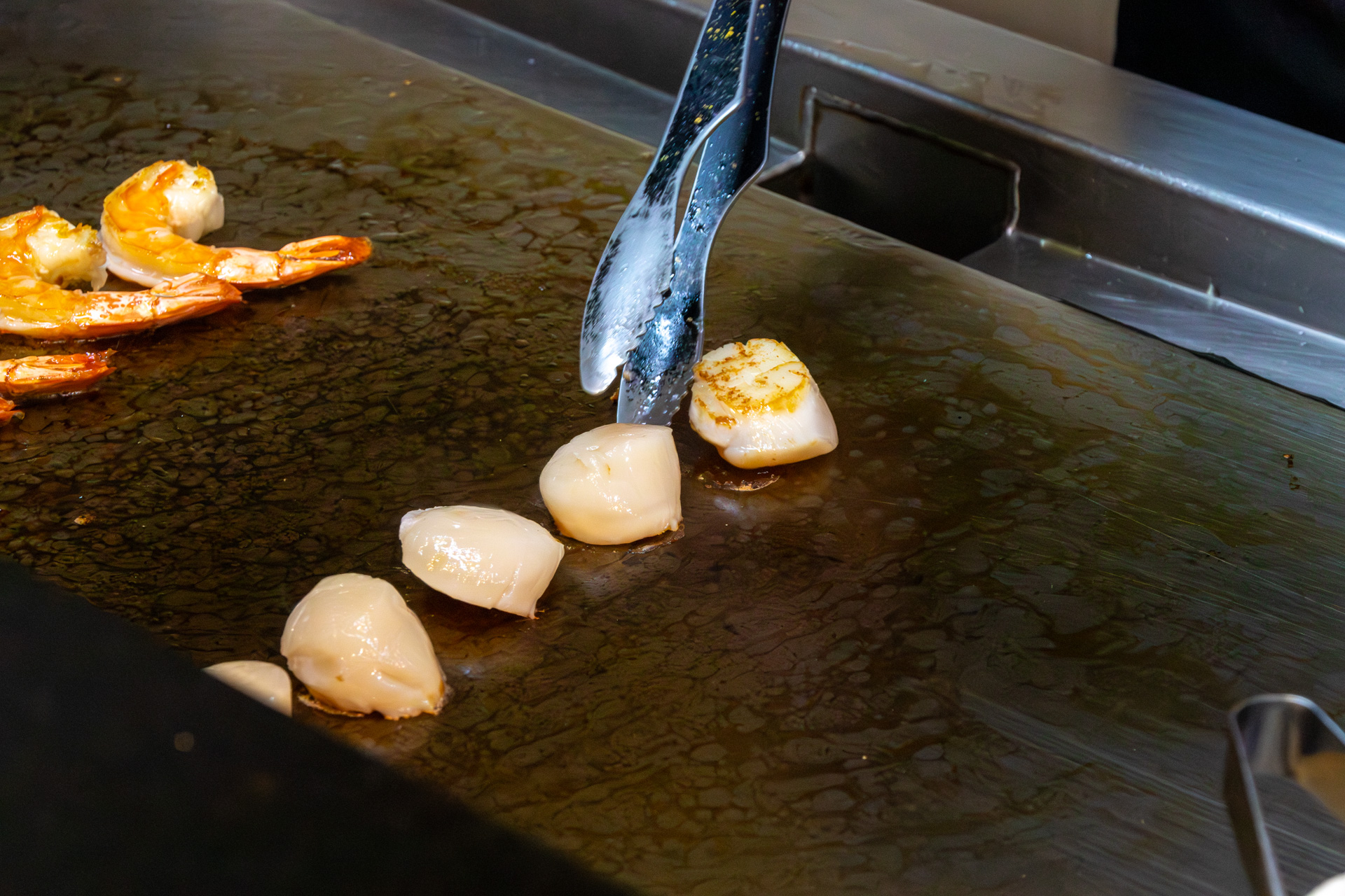 鉄板でじっくりと焼き上げる