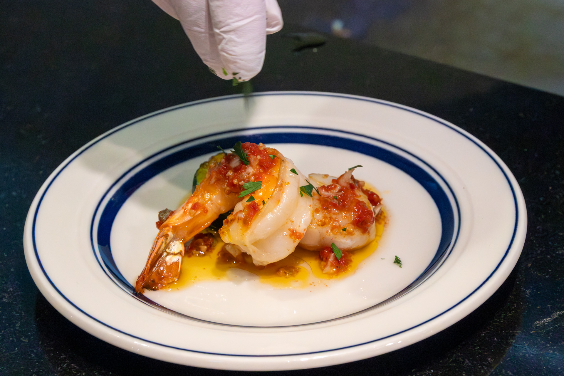 ソースやパセリを加えて完成！