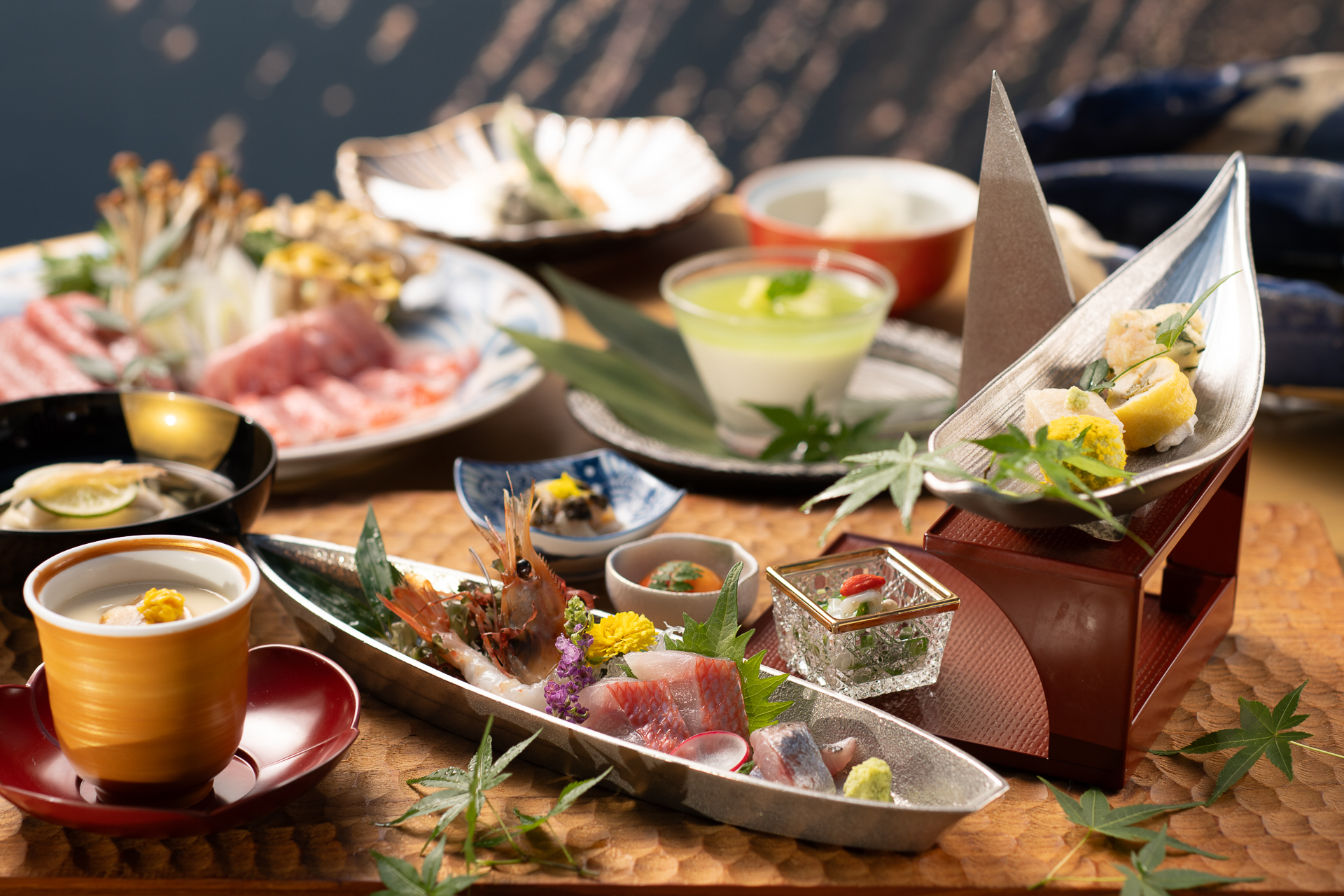 会席料理では魚介と旬の味覚が楽しめる