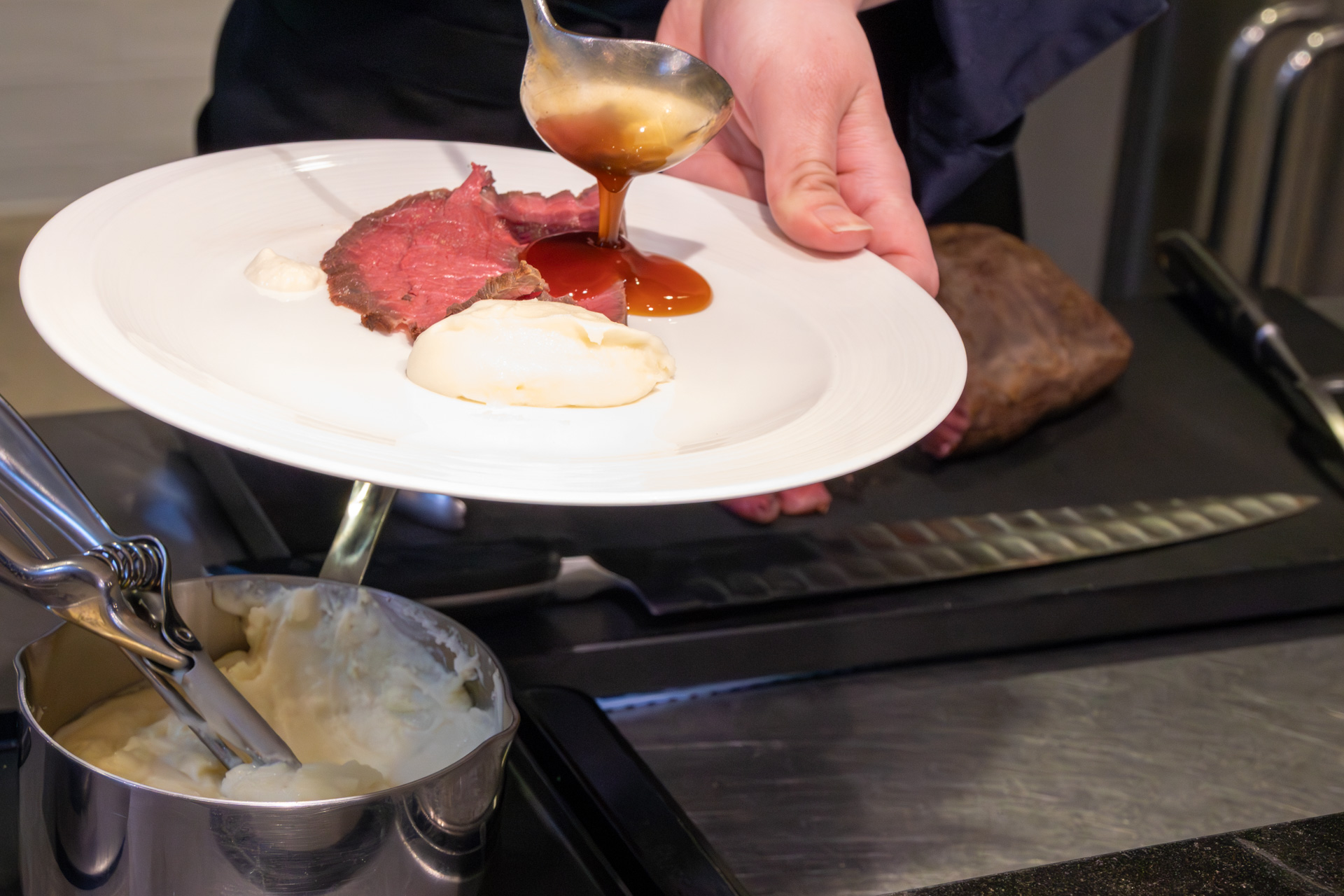 美しく盛り付けて提供