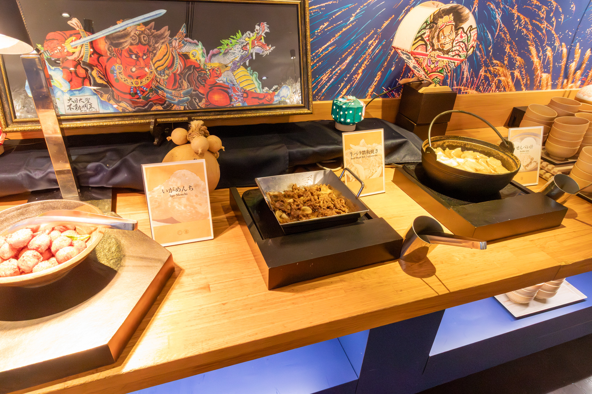 「牛バラ鉄板焼き」など、各地の名物料理も楽しめる