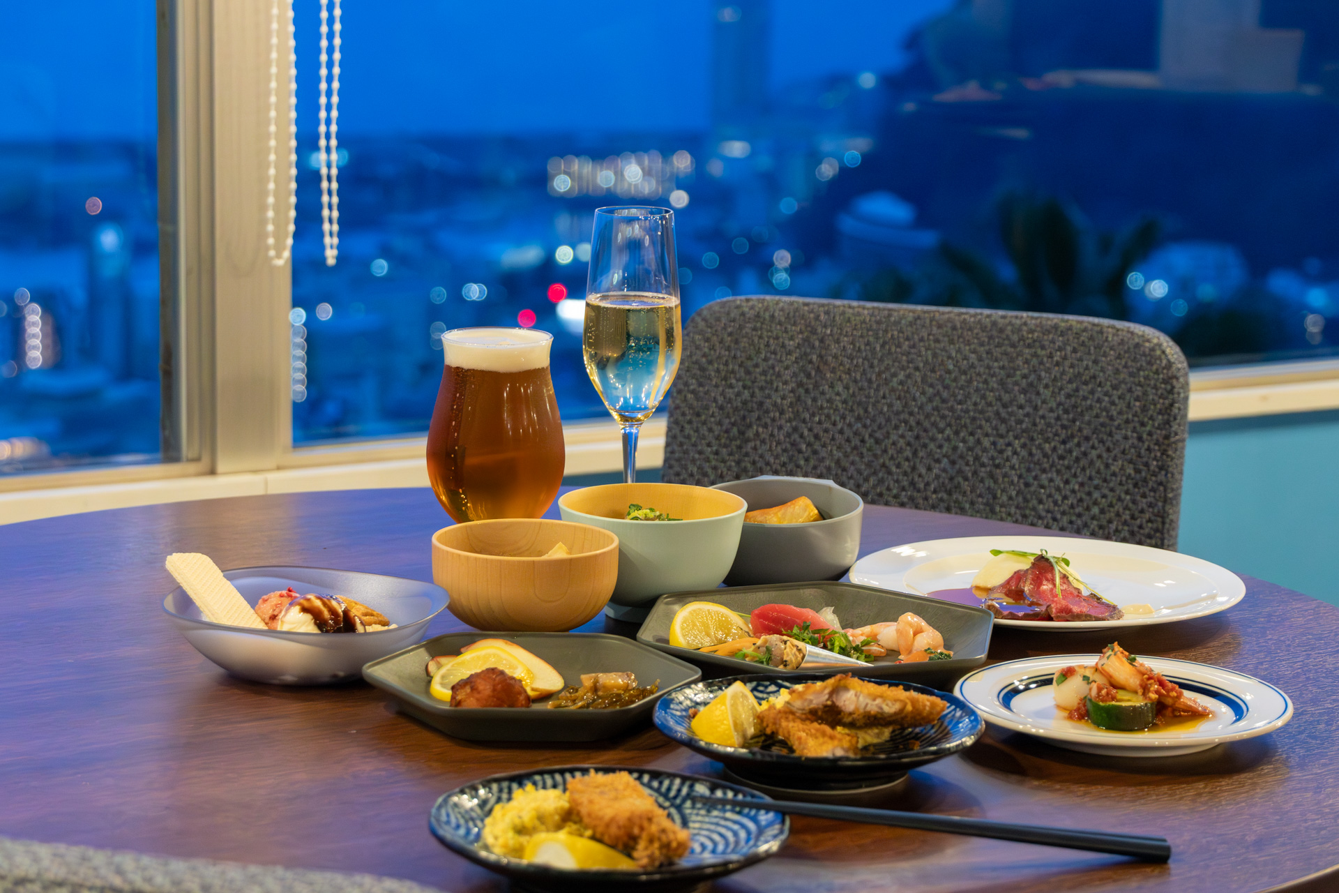 窓側席なら夜景も楽しめる