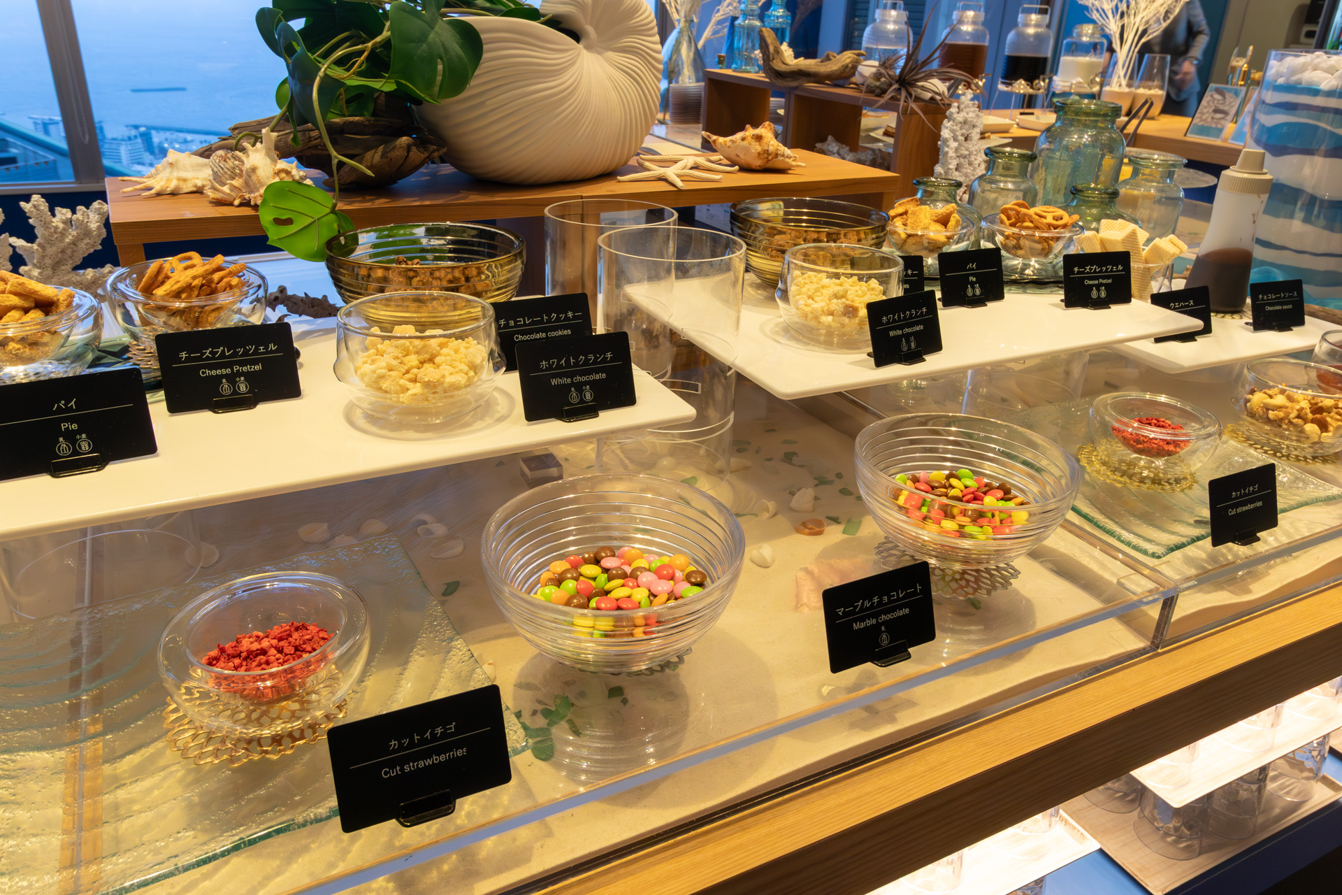 デザートを自分好みにできるトッピングも豊富