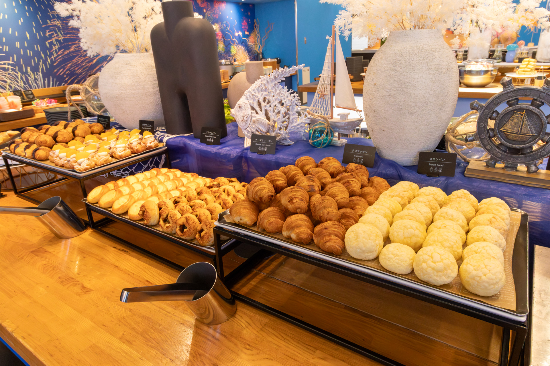 朝食も種類豊富なメニューから好みで選べる