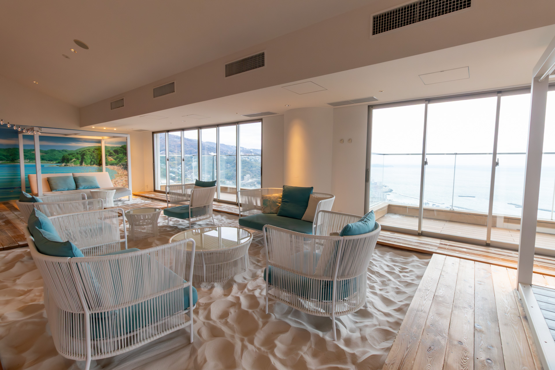 室内にこんな空間があってよいのかと驚く「ソラノビーチ Books&Cafe」