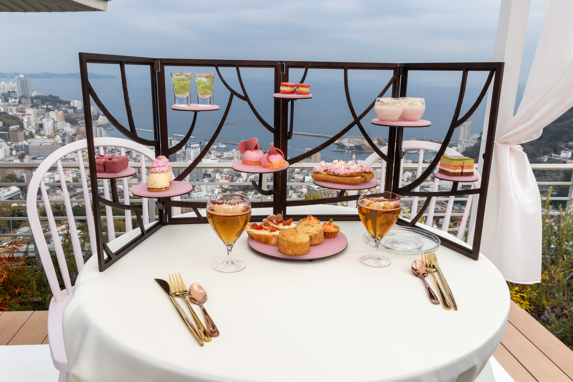 テラス貸し切りで楽しむ「梅ひらくアフタヌーンティー」