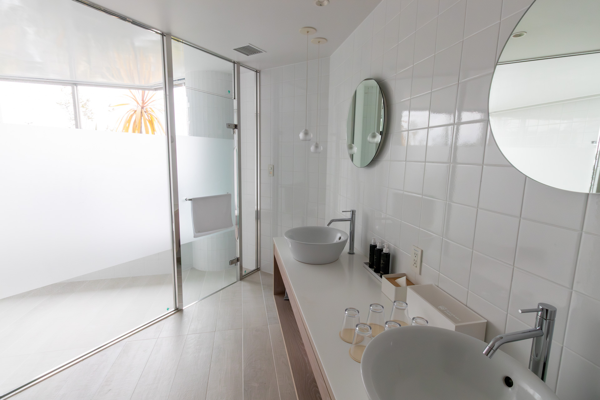 明るく清潔なバスルーム