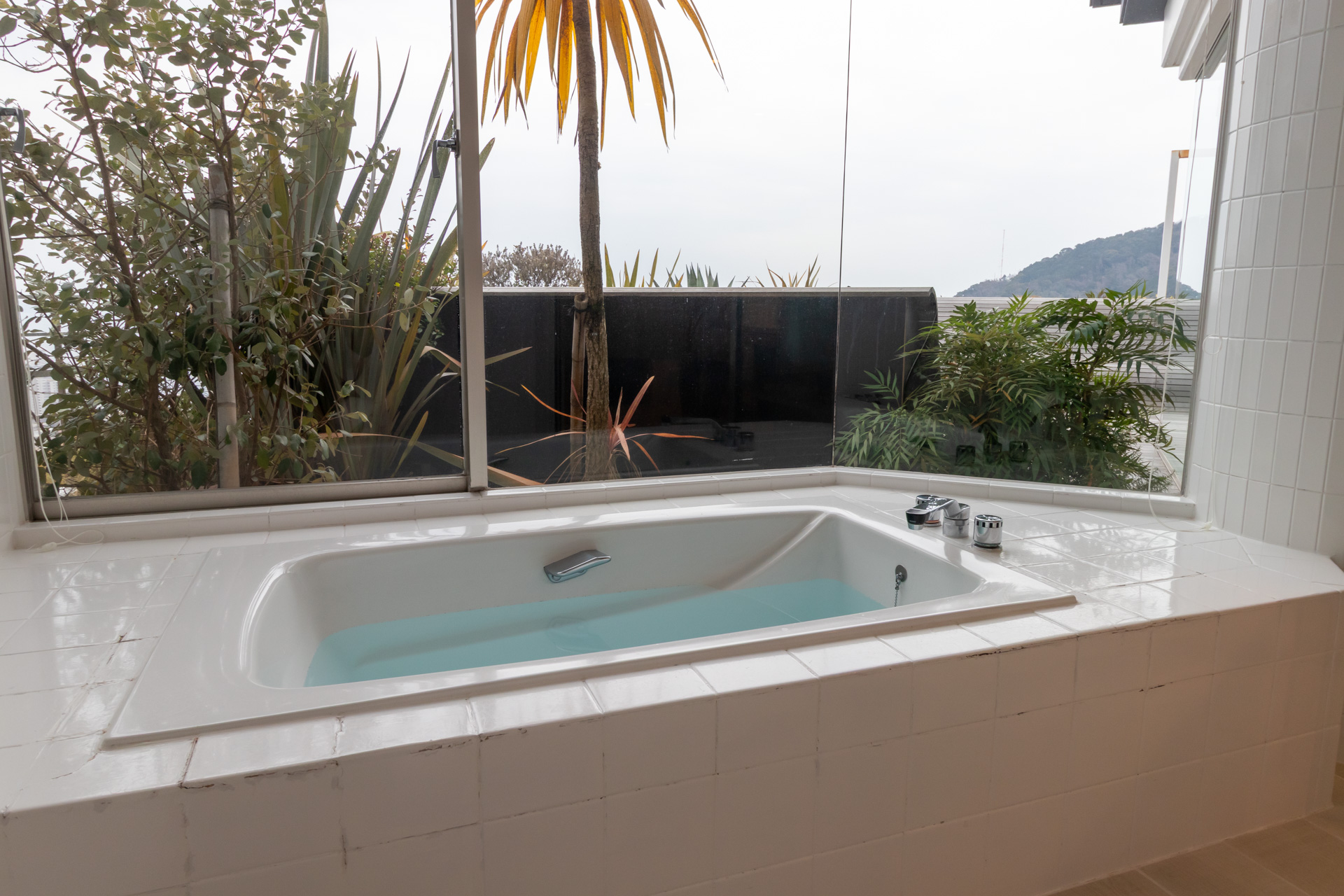 バスタブと開放感のある大きな窓