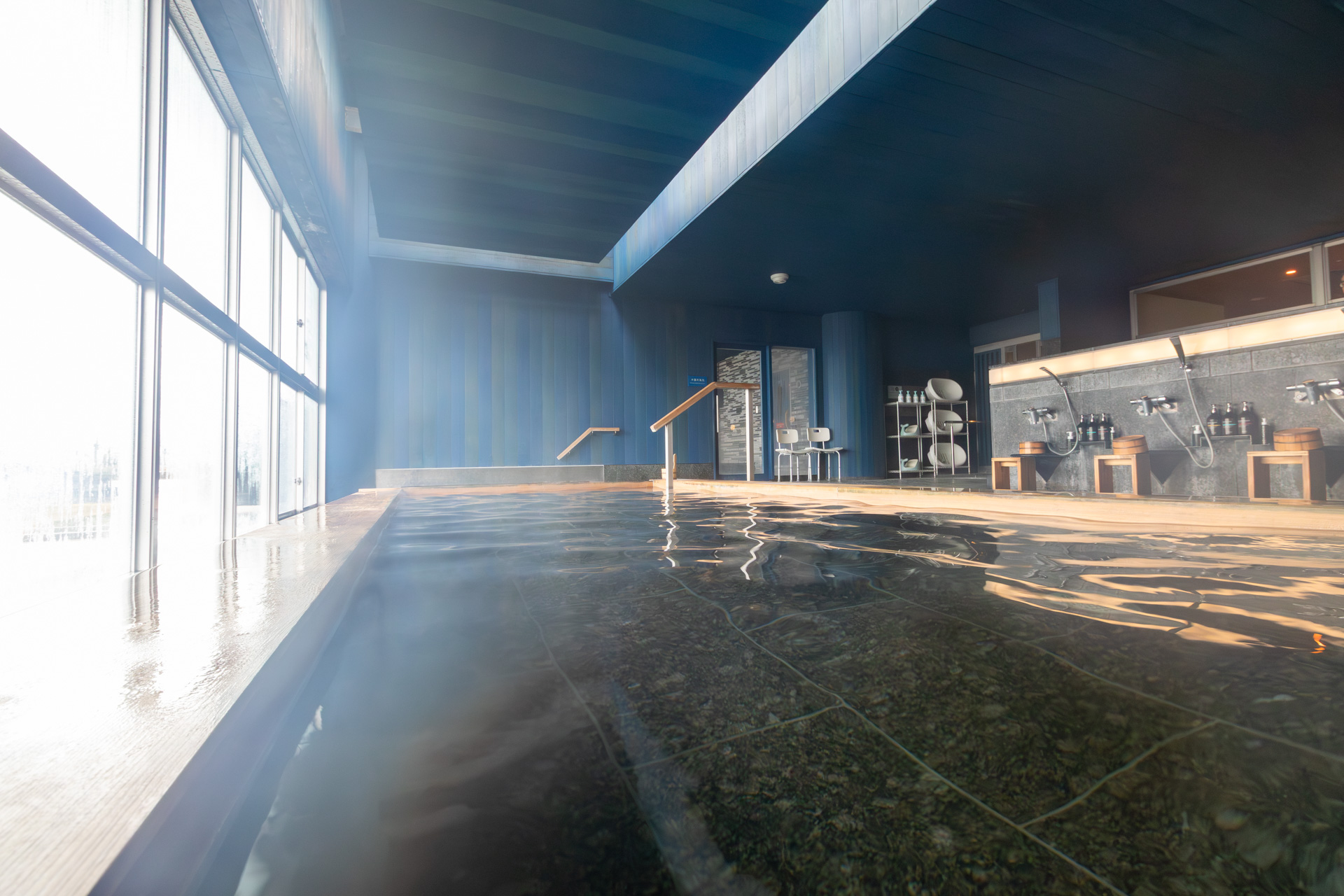 青い壁と天井が美しい大浴場