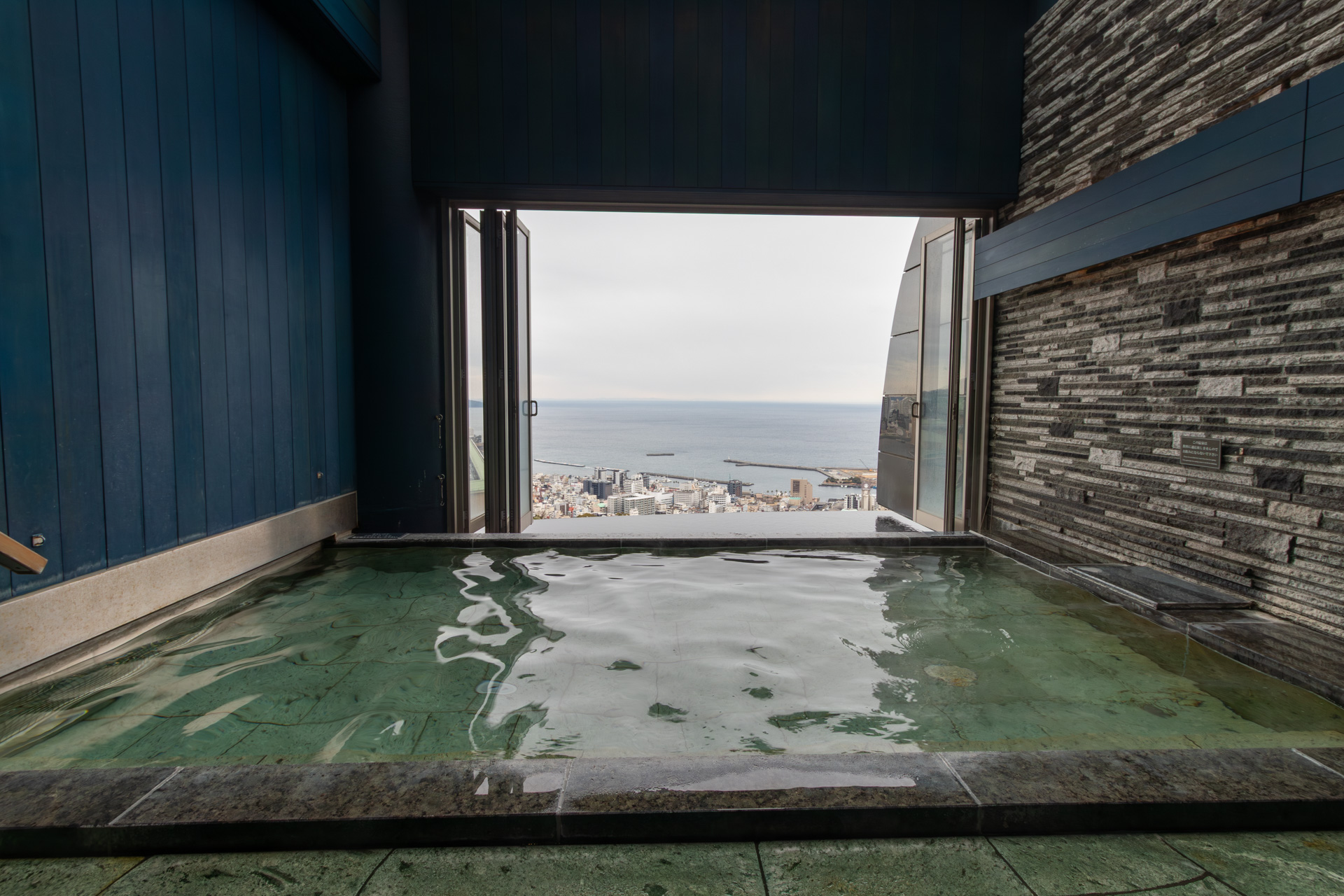 相模湾と熱海市街を一望できる半露天風呂